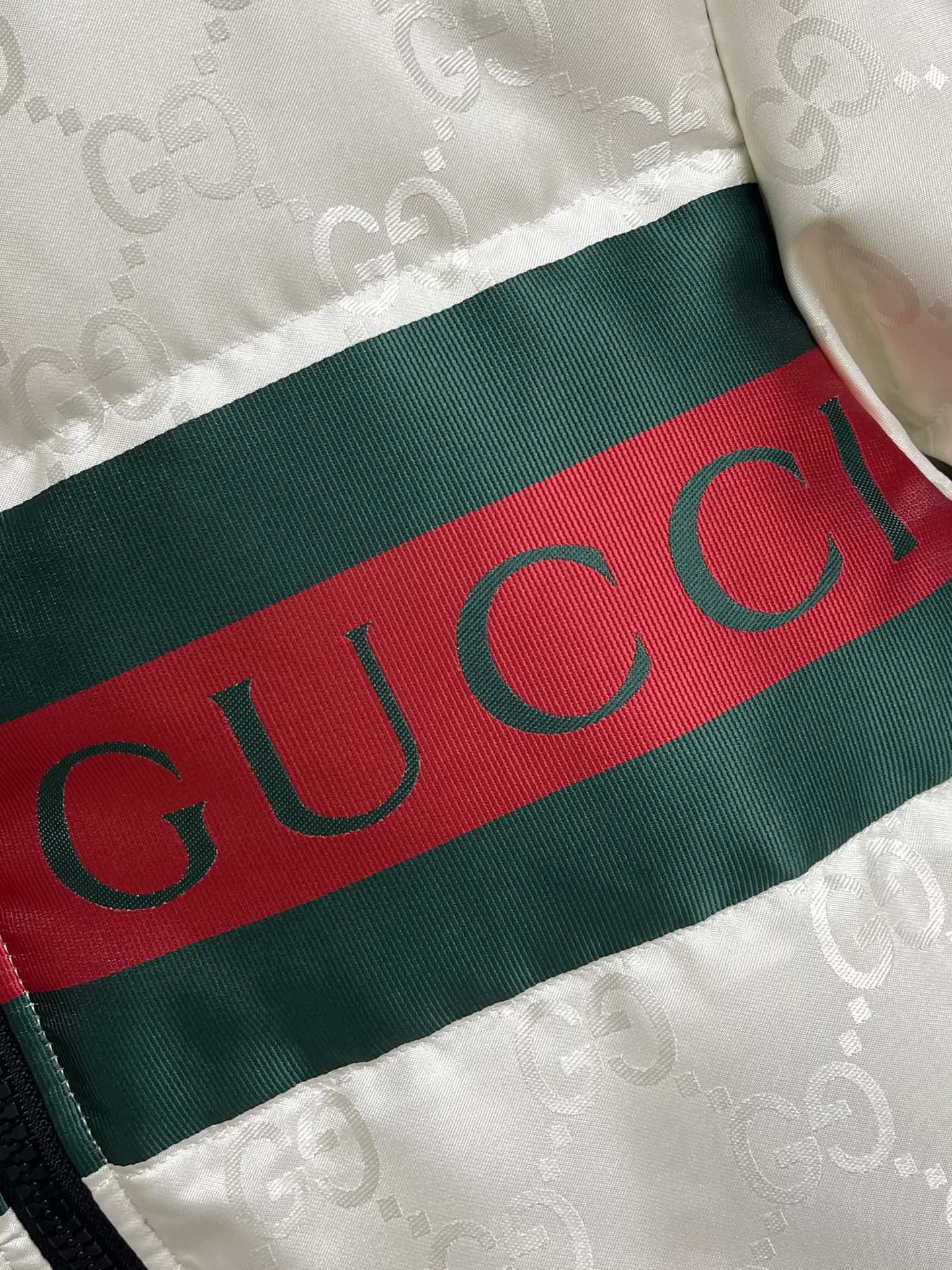 GUCCI秋季新品立领羽绒外套这款外套面料采用顶级提花机sxPro所织成呈光影效果的经典gg字母交织图案