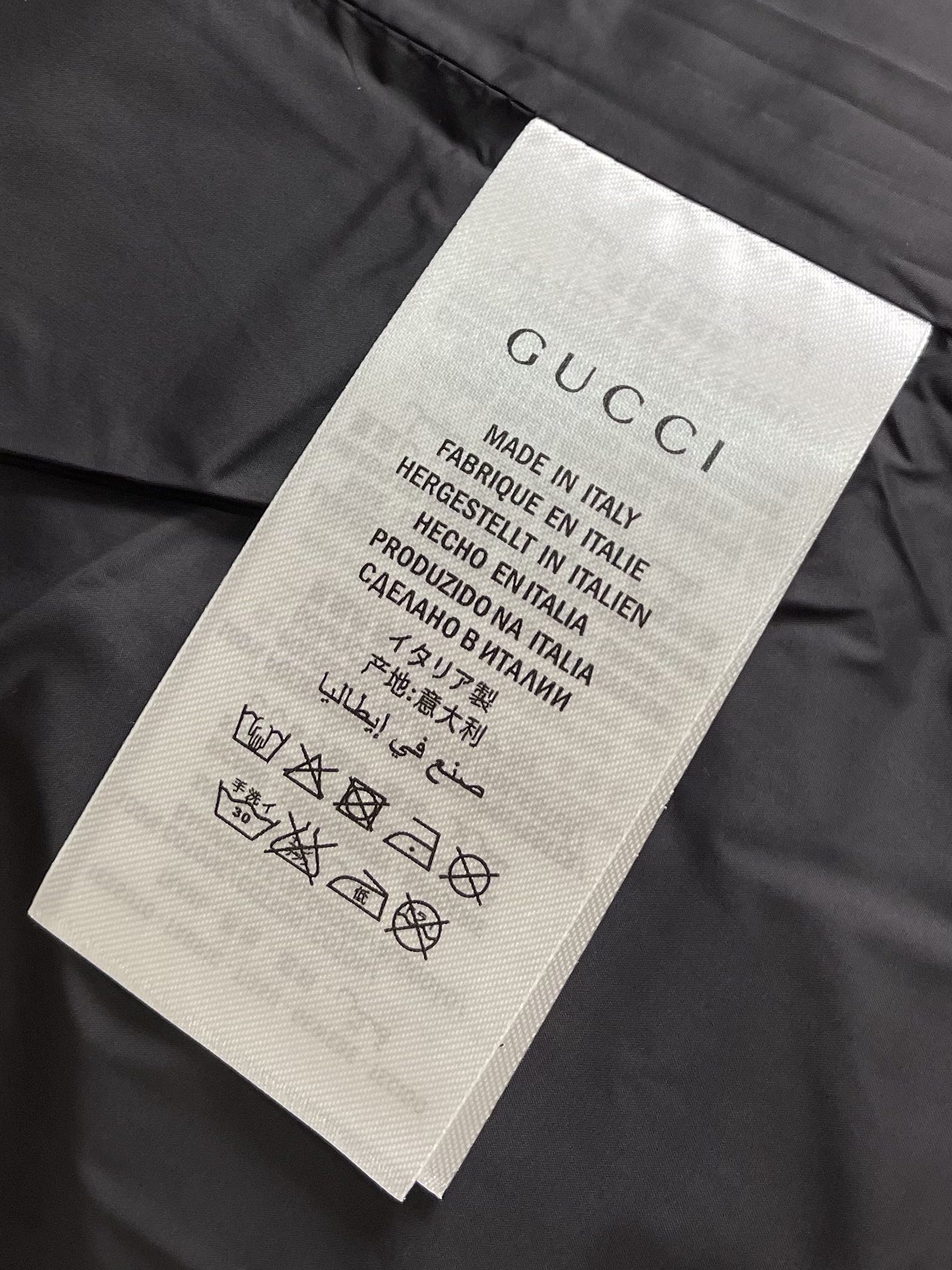 GUCCI秋季新品立领羽绒外套这款外套面料采用顶级提花机sxPro所织成呈光影效果的经典gg字母交织图案