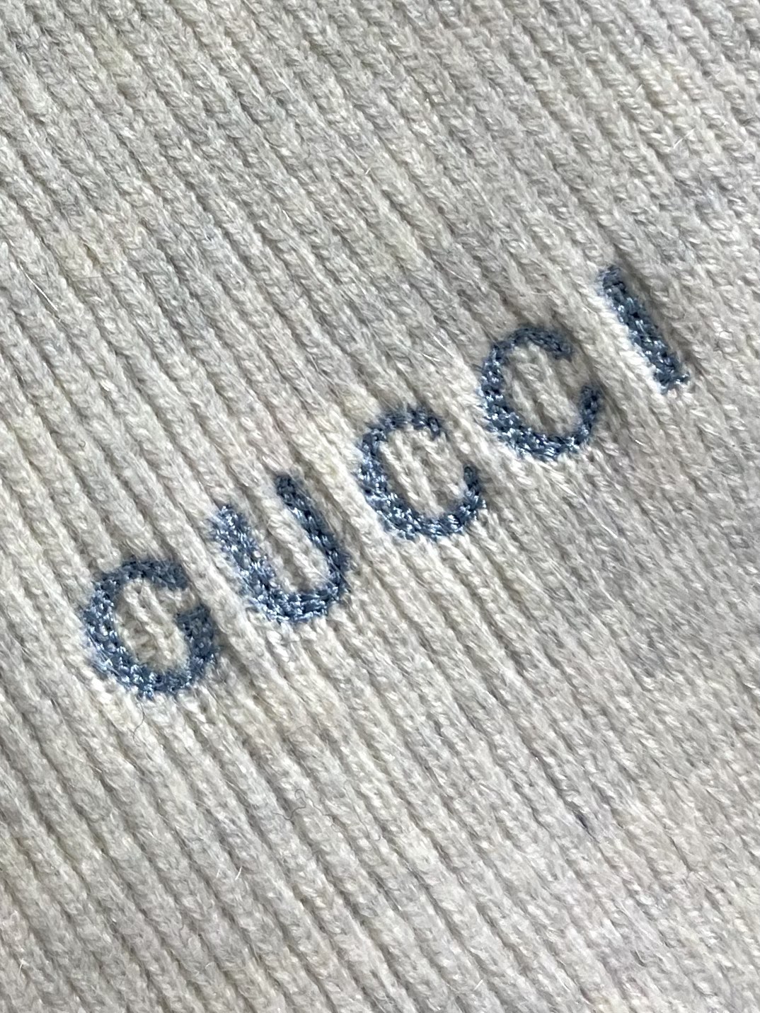 GUCCI2024ss连帽字母男女羊毛针织毛衣这款连帽字母男女羊毛针织以其独特的时尚设计和优质的羊毛材质