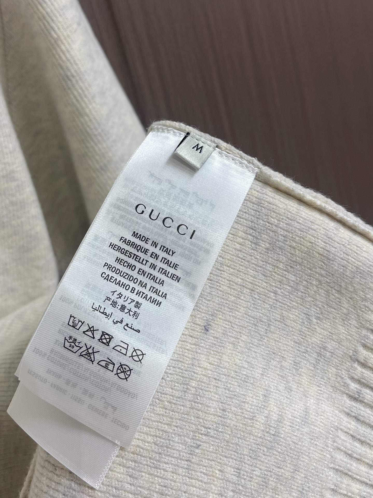 GUCCI2024ss连帽字母男女羊毛针织毛衣这款连帽字母男女羊毛针织以其独特的时尚设计和优质的羊毛材质