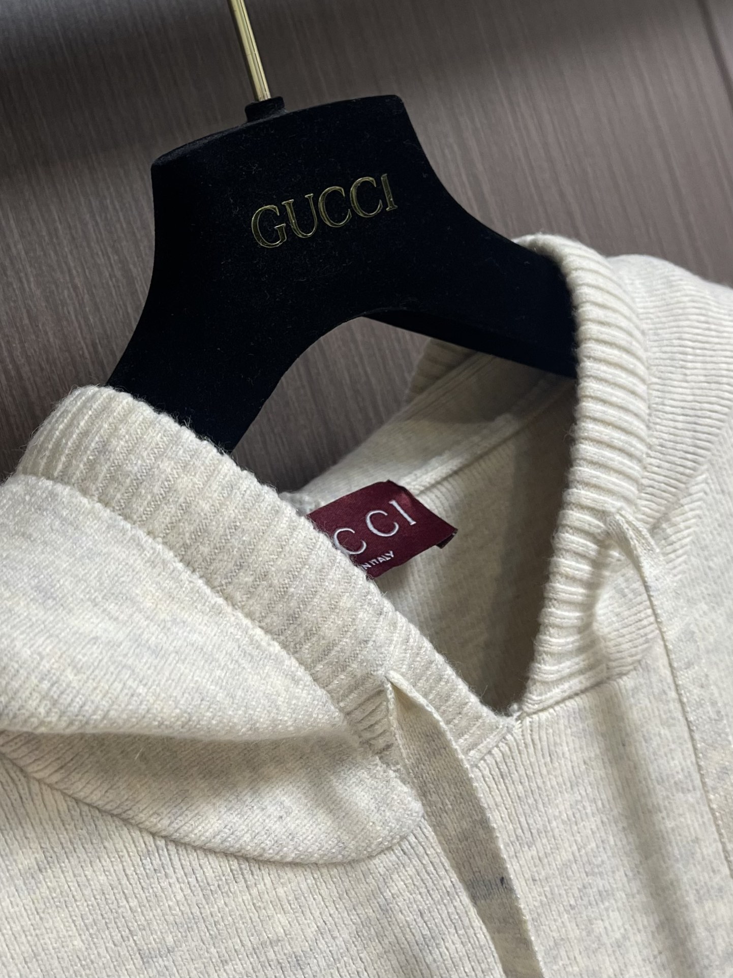 GUCCI2024ss连帽字母男女羊毛针织毛衣这款连帽字母男女羊毛针织以其独特的时尚设计和优质的羊毛材质