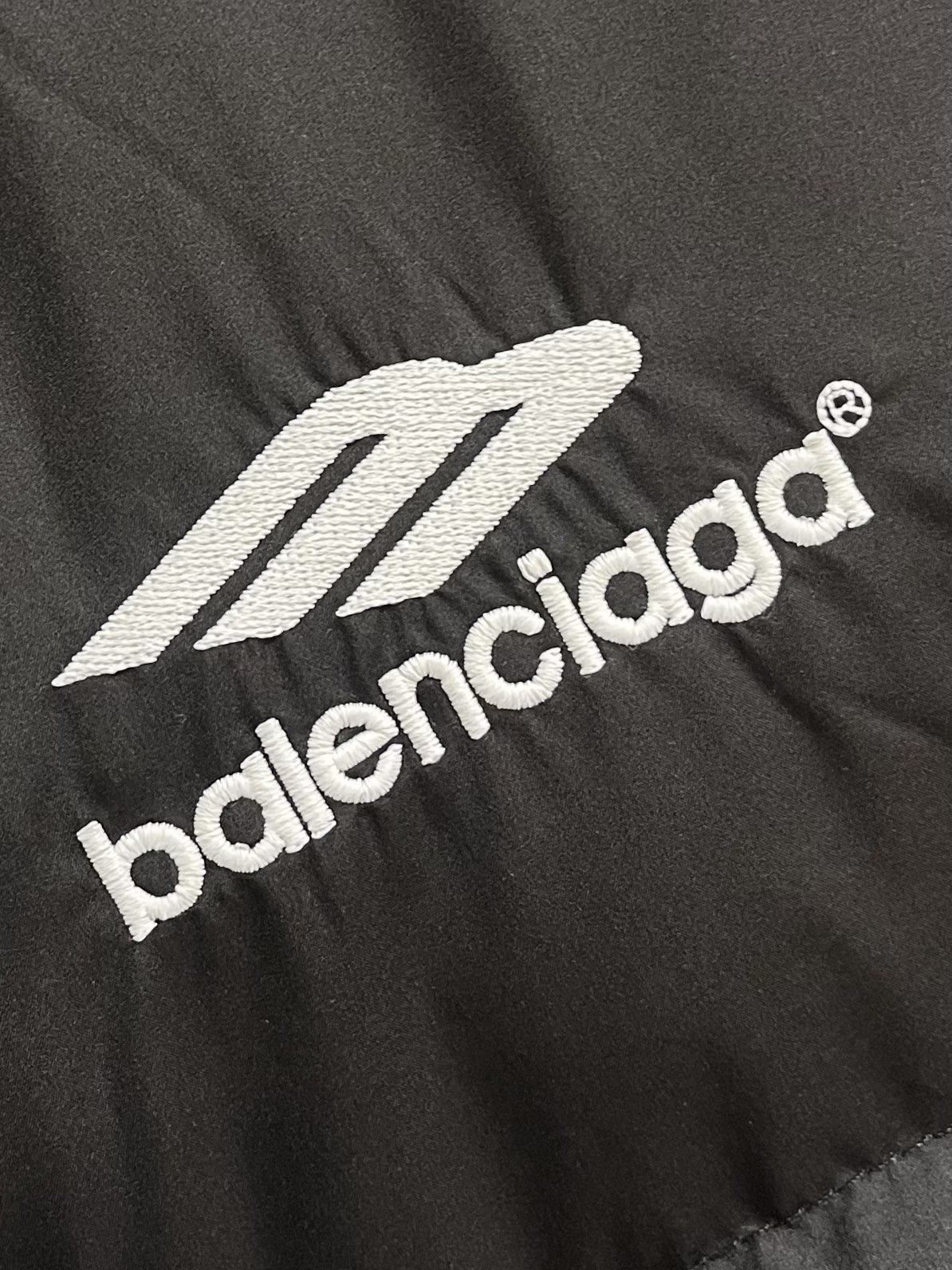 balenciaga巴黎曼联立领羽绒服羽绒外套巴黎与曼联的联名设计将时尚品牌与足球俱乐部相结合创造出既具