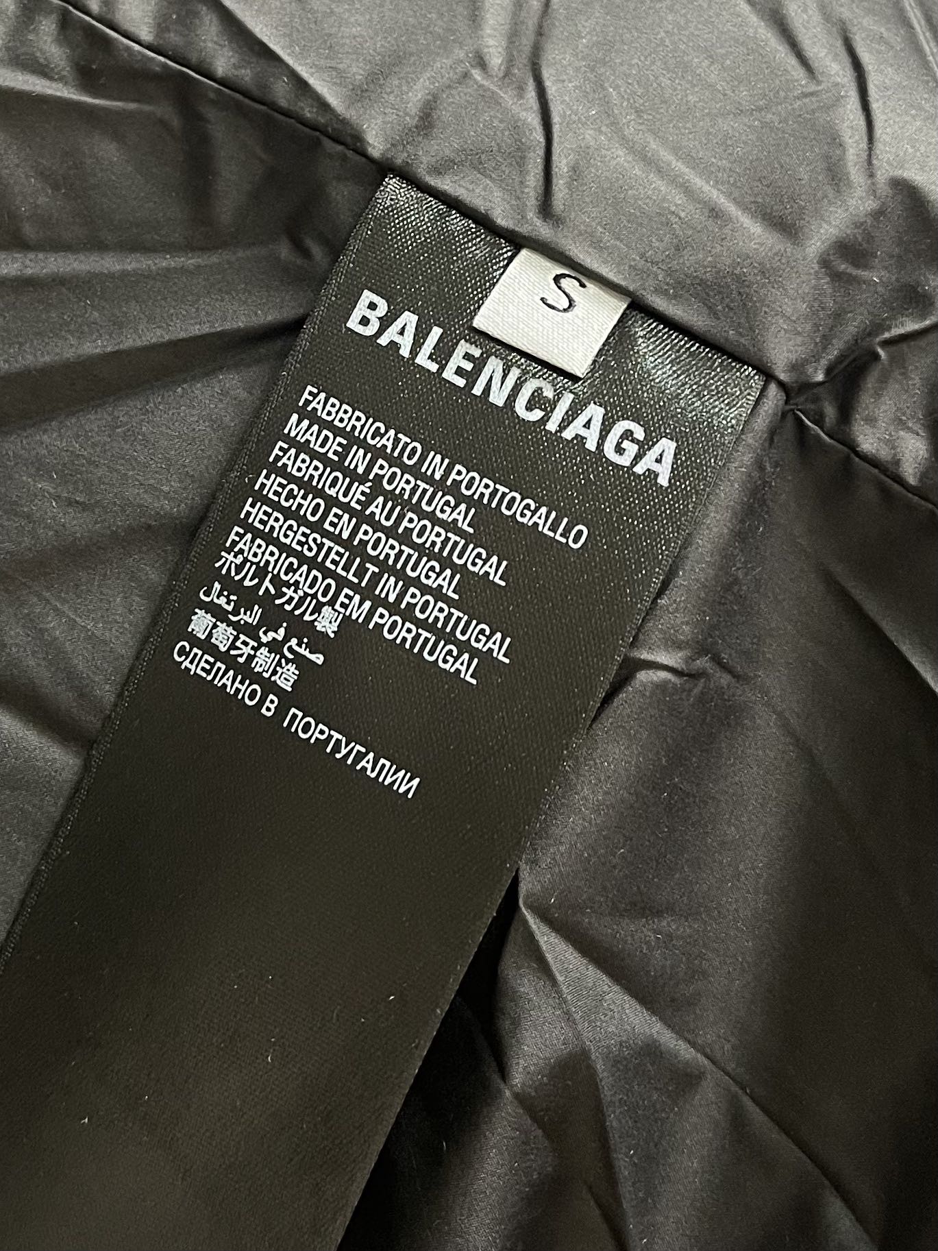 balenciaga巴黎曼联立领羽绒服羽绒外套巴黎与曼联的联名设计将时尚品牌与足球俱乐部相结合创造出既具