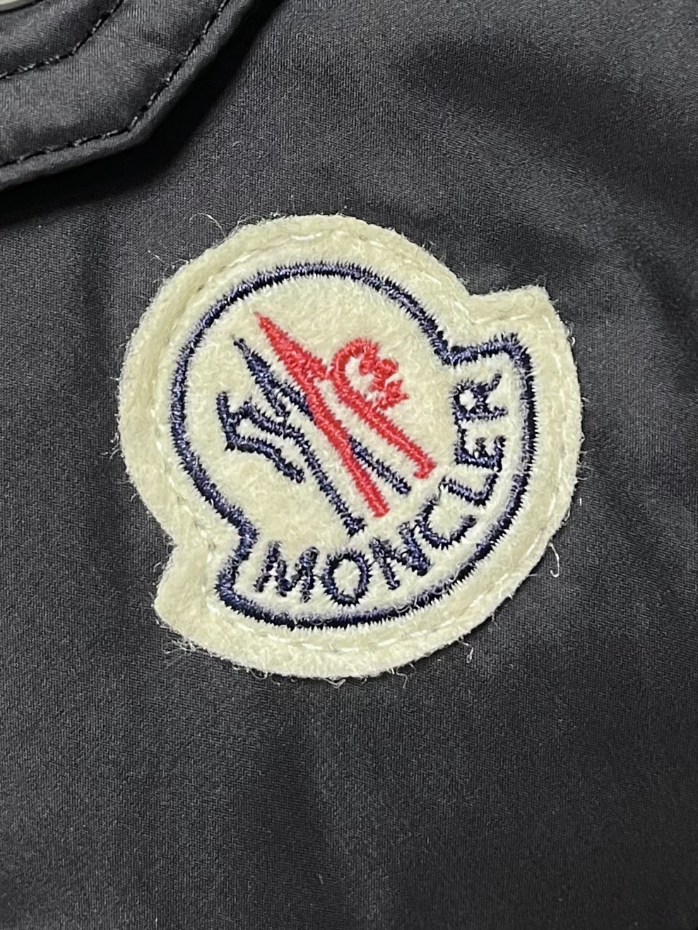 moncler2024fw秋冬新款菱形格珩缝拉链羽绒外套它采用了纯色基础设计无论你是搭配还是都能轻松展现