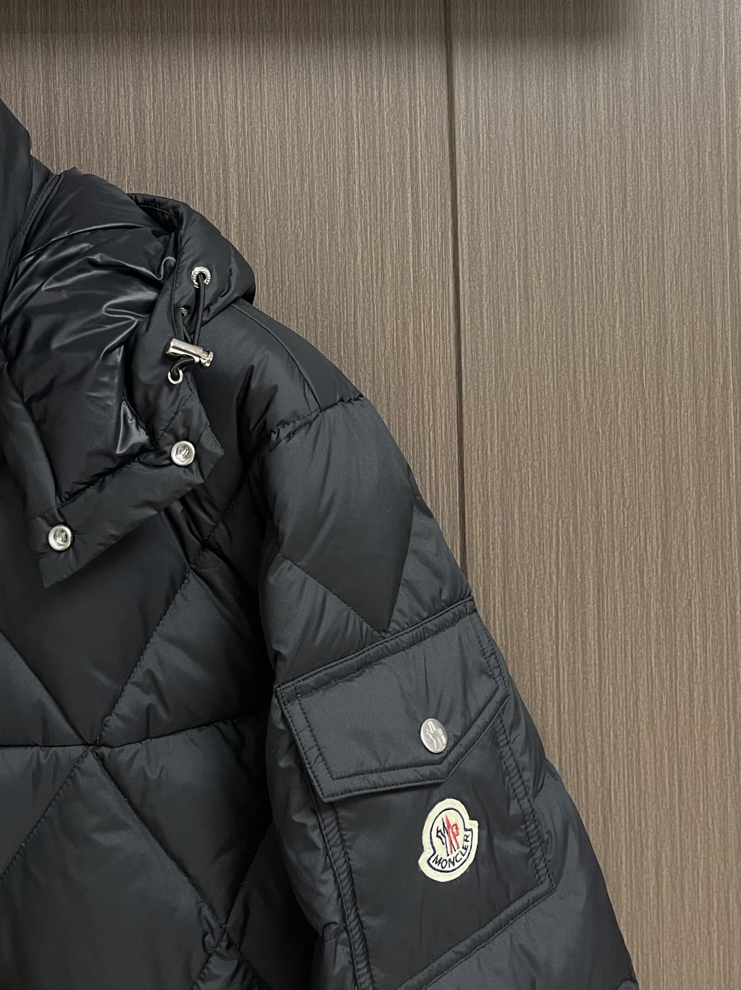 moncler2024fw秋冬新款菱形格珩缝拉链羽绒外套它采用了纯色基础设计无论你是搭配还是都能轻松展现