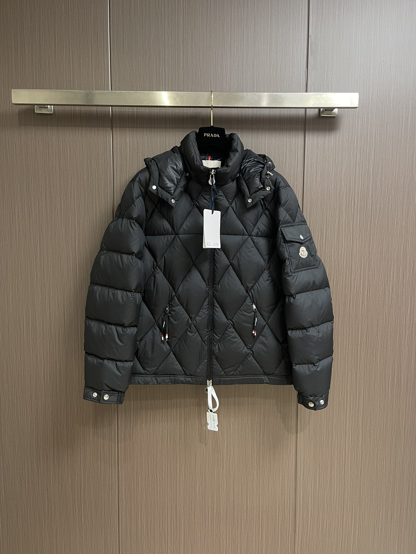 moncler2024fw秋冬新款菱形格珩缝拉链羽绒外套它采用了纯色基础设计无论你是搭配还是都能轻松展现