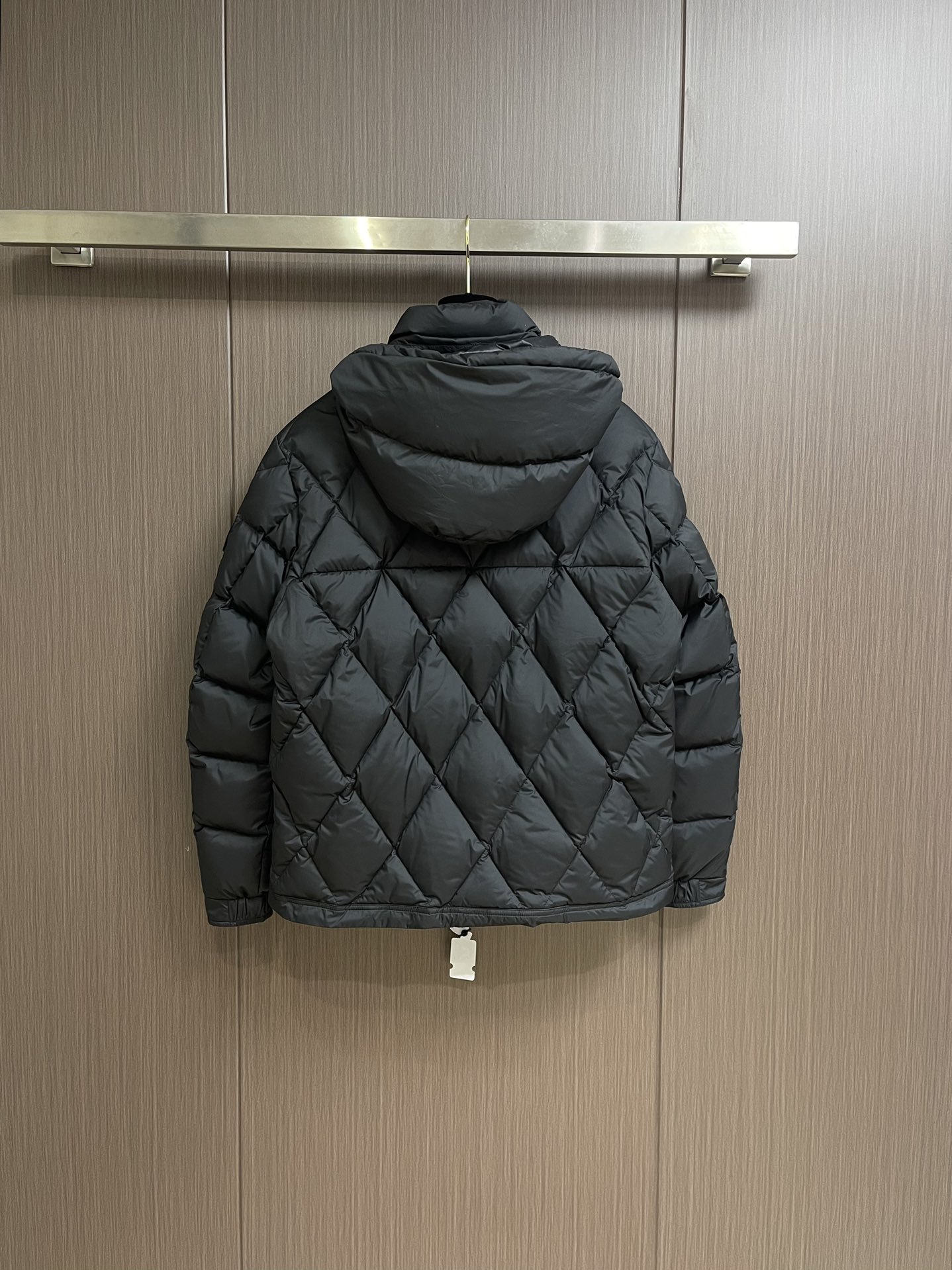 moncler2024fw秋冬新款菱形格珩缝拉链羽绒外套它采用了纯色基础设计无论你是搭配还是都能轻松展现