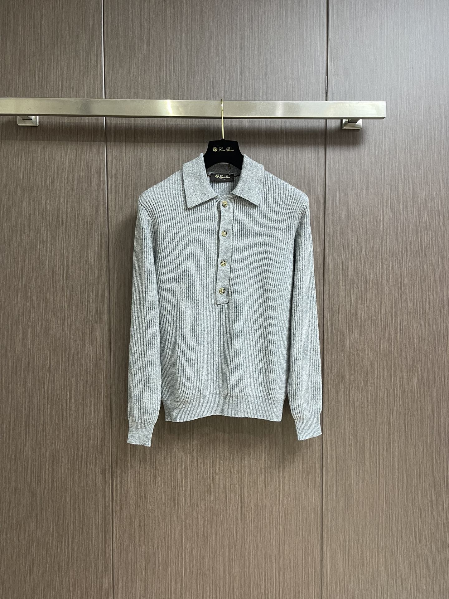 NO:473352,Loro piano LP new autumn and winter shirt collar knitted sweater, a jacket with a classic design and great appearance, and the quality is even more unscrupulous. You can buy it directly, which is not to be mistaken for high-end products! You can feel the strong aura through the detailed pictures, and the effect of gathering and keeping warm is significant. There is no need to worry about the chill at all! It is both fashionable and functional, and the whole style looks more luxurious and elegant! Size 48-54, loro piana, loro piana, jackets & coats, sweaters, alexander wang19860909loro piana LP 秋冬新款衬衣领针织毛衣,经典设计感与颜值爆棚的外套,品质更是无法挑剔品控可以直接入手,不容过错的高端臻品！通过细节图片便可感受到强悍的气场,聚温保暖效果显著,完全不用担心会有一点寒意！时尚与功能性兼备,整款显得更加的奢华大气！尺码48-54,,loro piana,loro piana,jackets & coats,sweaters,alexander wang,Men's clothing