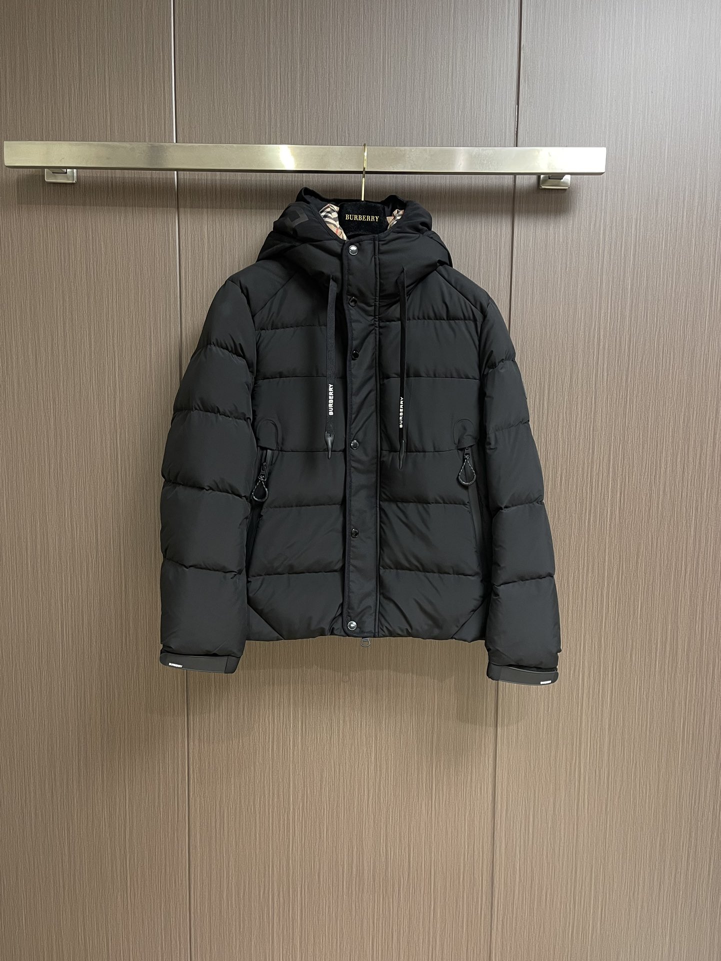 Burberry2024ss新款男士面包服羽绒服面料柔软舒适上身版型超赞拉链辅料都是客供进口面料轻便舒适