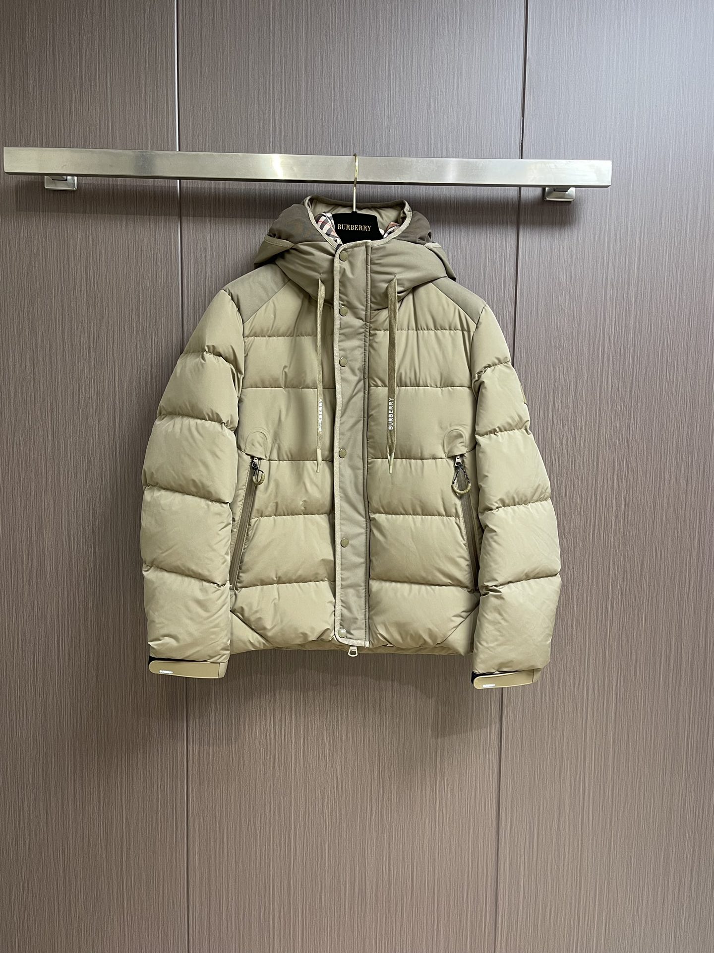 Burberry2024ss新款男士面包服羽绒服面料柔软舒适上身版型超赞拉链辅料都是客供进口面料轻便舒适