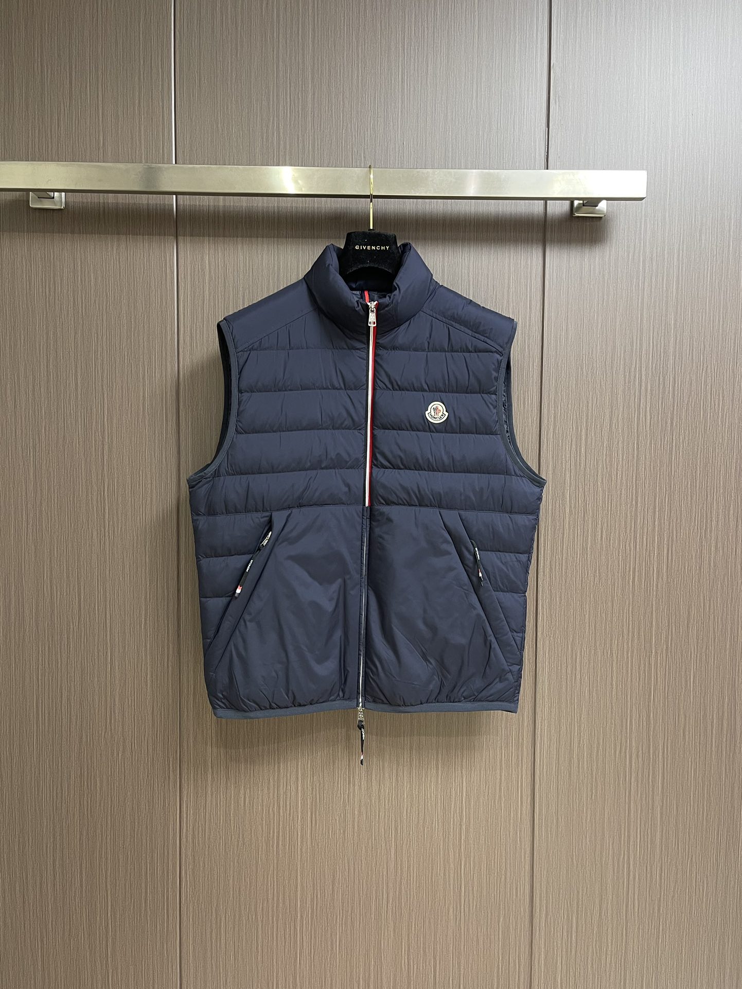 moncler2024ss秋冬新款羽绒马甲内填充95白鸭绒回弹性与保暖性兼圣品这款采用国内客供顶级的尼龙