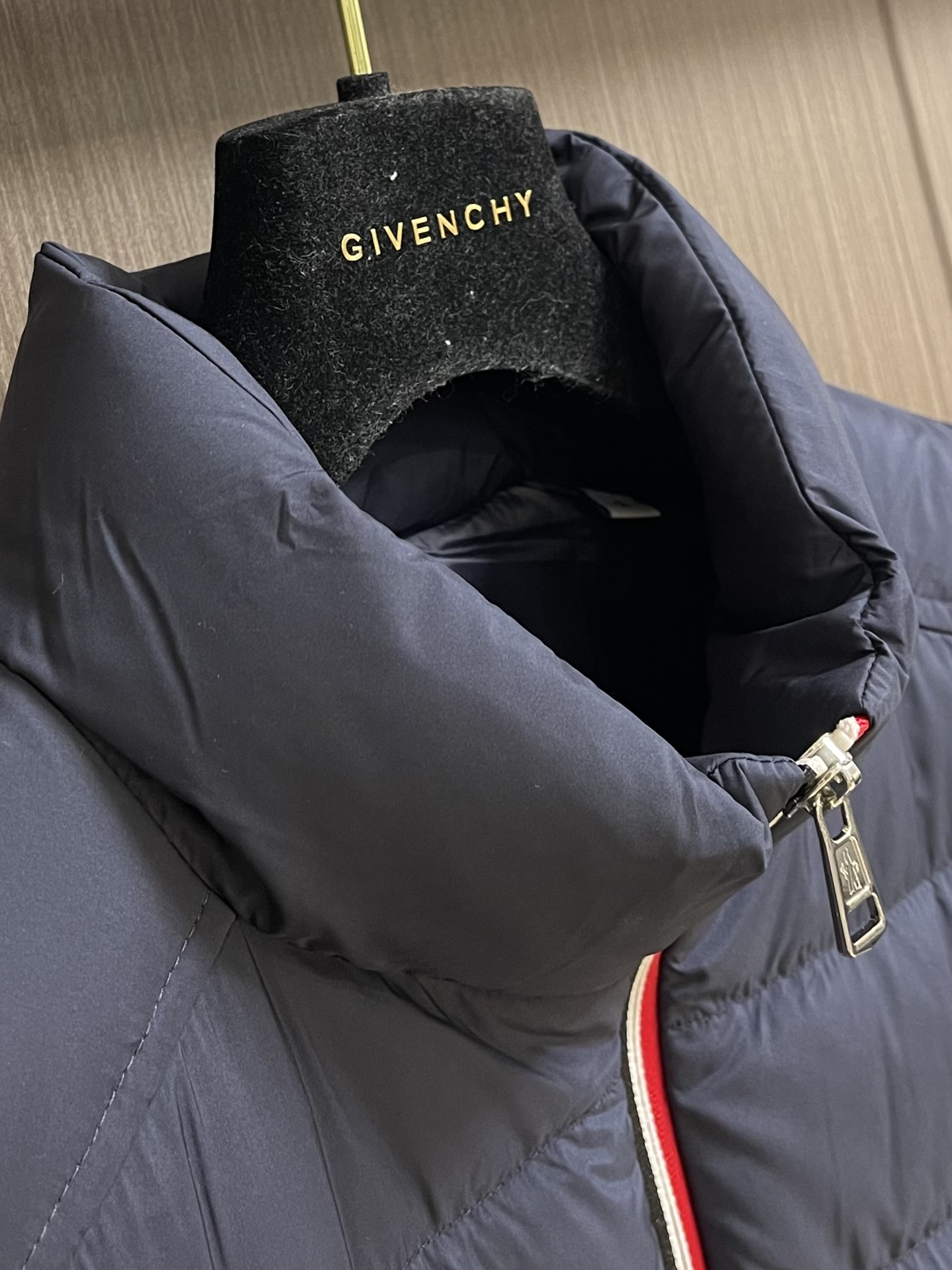 moncler2024ss秋冬新款羽绒马甲内填充95白鸭绒回弹性与保暖性兼圣品这款采用国内客供顶级的尼龙