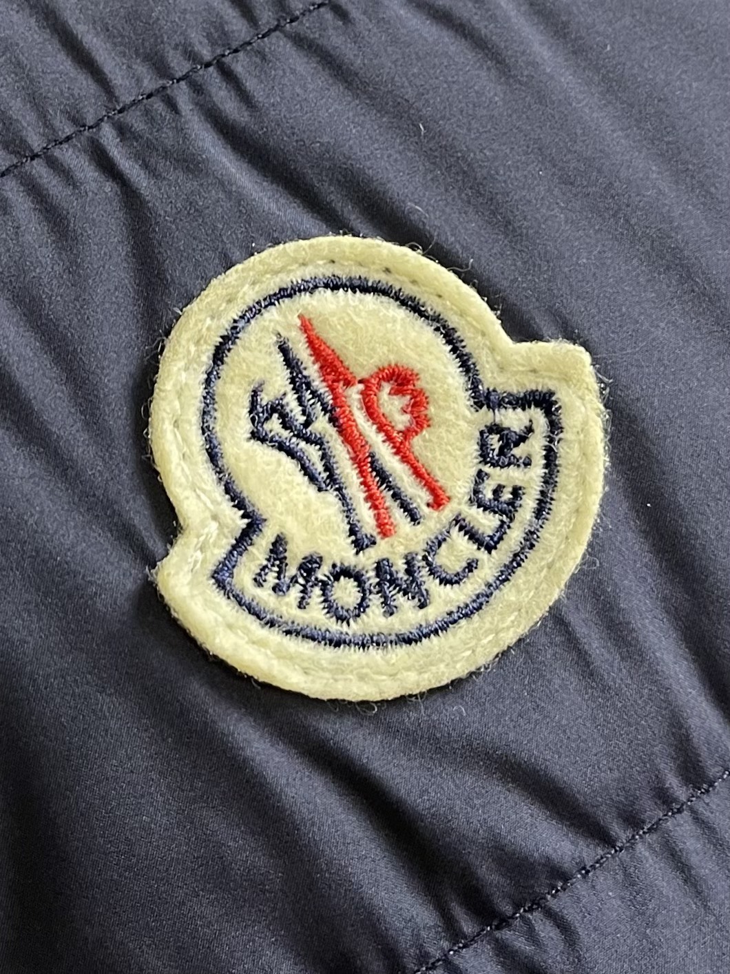 moncler2024ss秋冬新款羽绒马甲内填充95白鸭绒回弹性与保暖性兼圣品这款采用国内客供顶级的尼龙