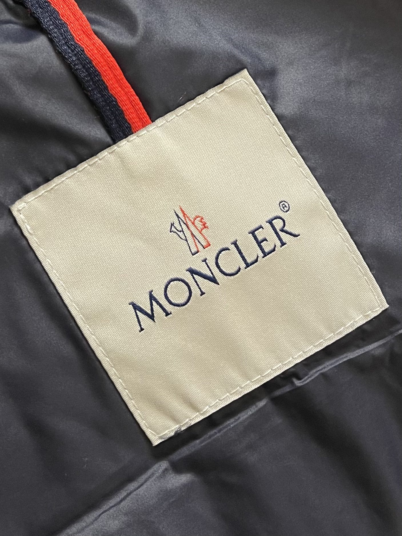 moncler2024ss秋冬新款羽绒马甲内填充95白鸭绒回弹性与保暖性兼圣品这款采用国内客供顶级的尼龙