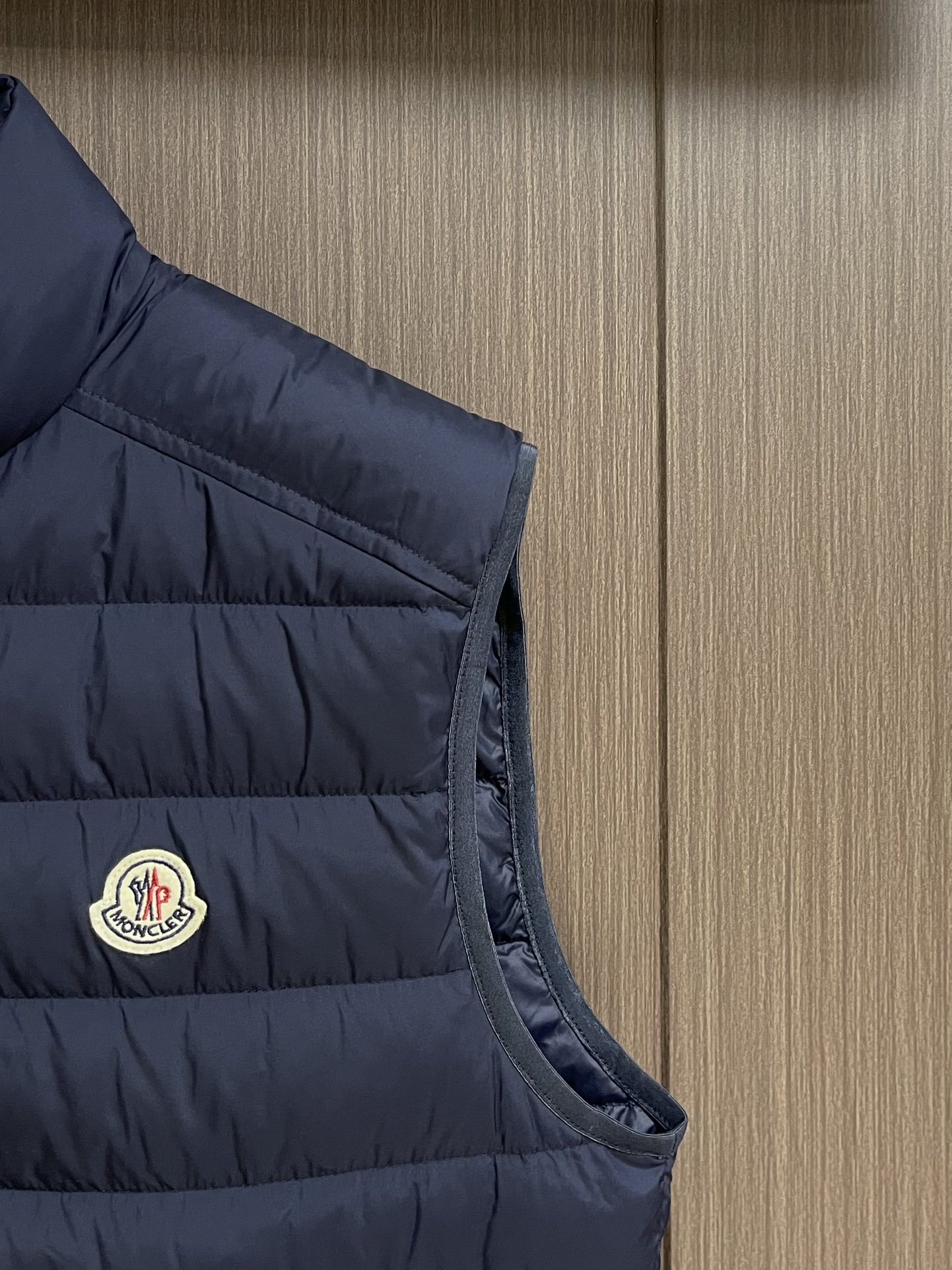 moncler2024ss秋冬新款羽绒马甲内填充95白鸭绒回弹性与保暖性兼圣品这款采用国内客供顶级的尼龙