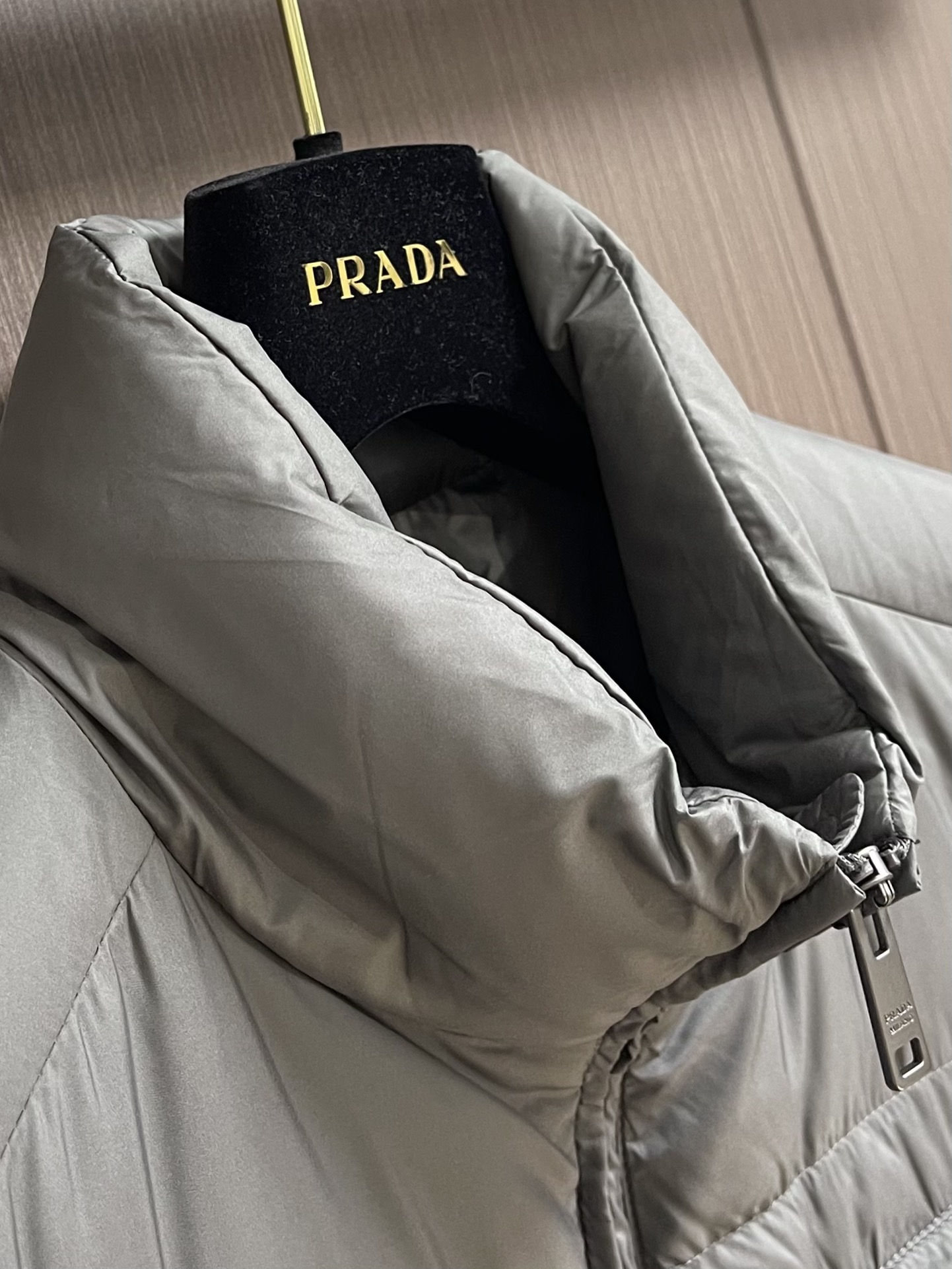 Prada2024fw经典三角标羽绒背心马甲此款爆款羽绒马甲采用高品质防水防污且透气性好的特殊面料羽绒填