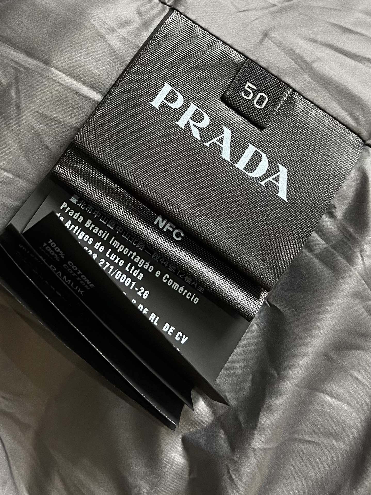 Prada2024fw经典三角标羽绒背心马甲此款爆款羽绒马甲采用高品质防水防污且透气性好的特殊面料羽绒填