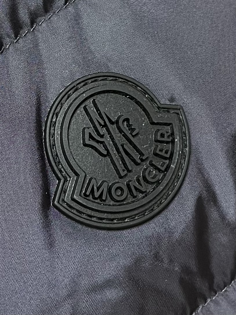 moncler2024ss新品jeluz男士短款可拆卸兜帽jeluz羽绒夹克采用柔软的防钻绒尼龙面料制成