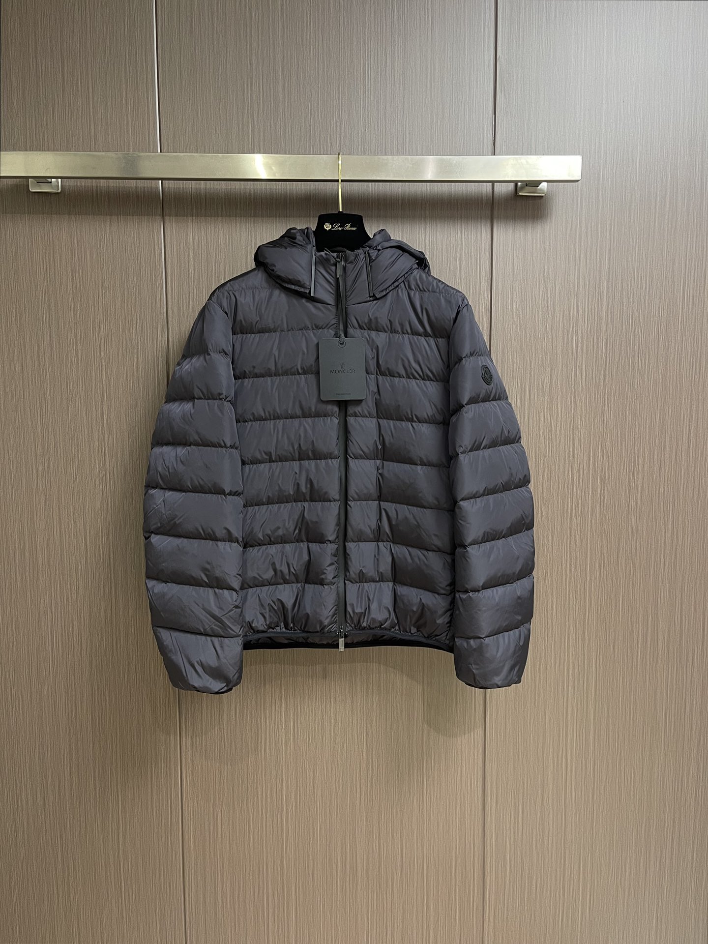 moncler2024ss新品jeluz男士短款可拆卸兜帽jeluz羽绒夹克采用柔软的防钻绒尼龙面料制成