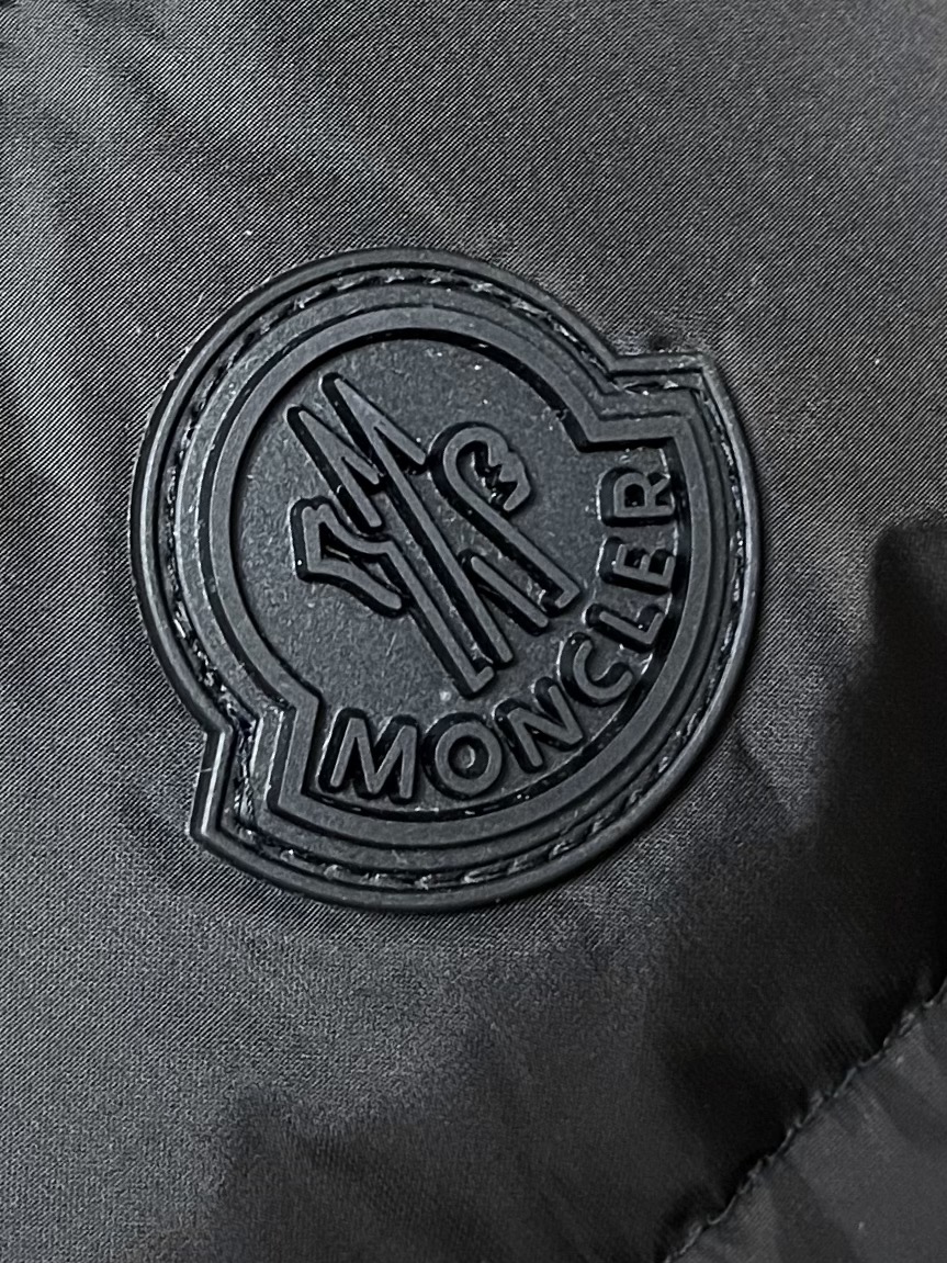 moncler2024ss新品jeluz男士短款可拆卸兜帽jeluz羽绒夹克采用柔软的防钻绒尼龙面料制成