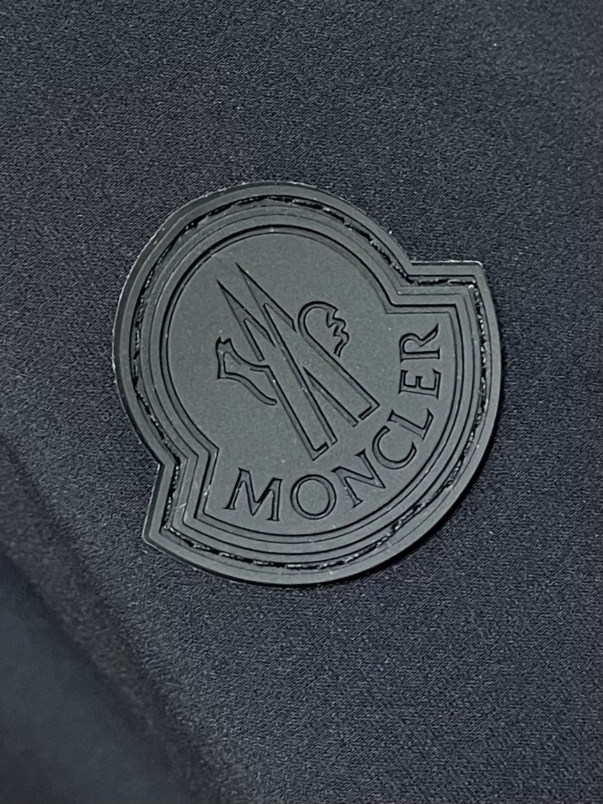 moncler2024fw秋冬新款高密度尼龙防水拉链羽绒降温天气必备的保暖单品不论是日常还是户外运动都能