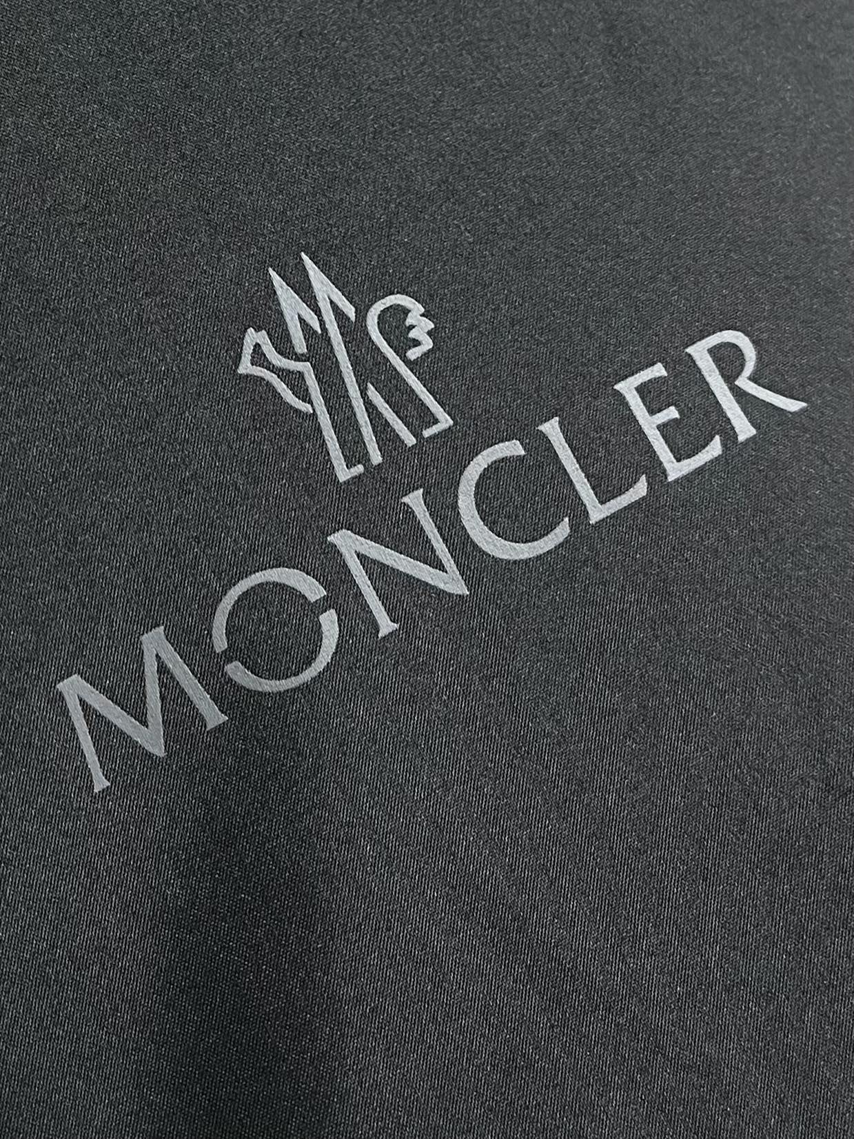 moncler2024ss冬季新品简约干练沉稳羽绒夹克款外套简洁流畅线条感绝对是吸引回头率的利器连帽立领