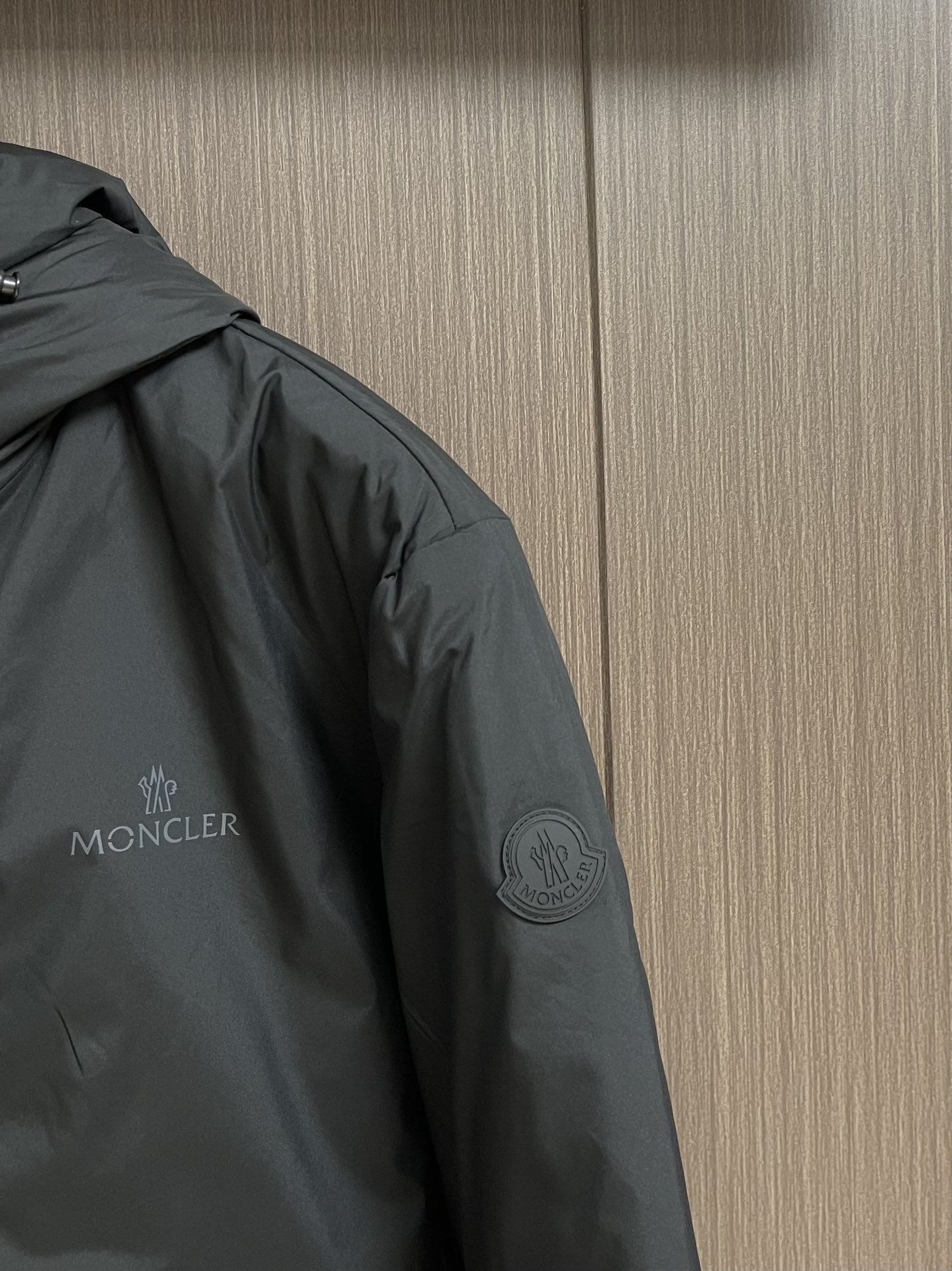 moncler2024ss冬季新品简约干练沉稳羽绒夹克款外套简洁流畅线条感绝对是吸引回头率的利器连帽立领