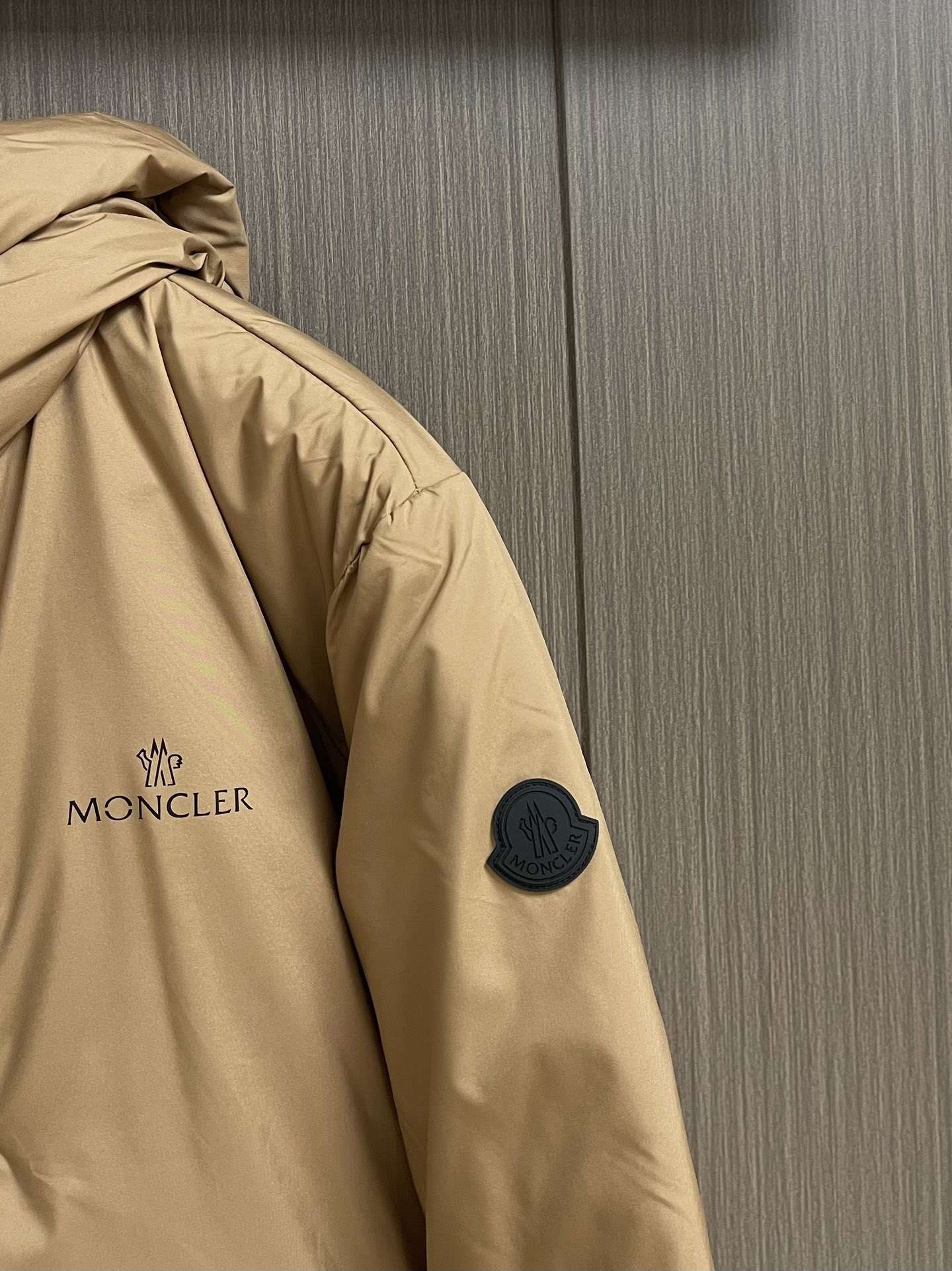 moncler2024ss冬季新品简约干练沉稳羽绒夹克款外套简洁流畅线条感绝对是吸引回头率的利器连帽立领