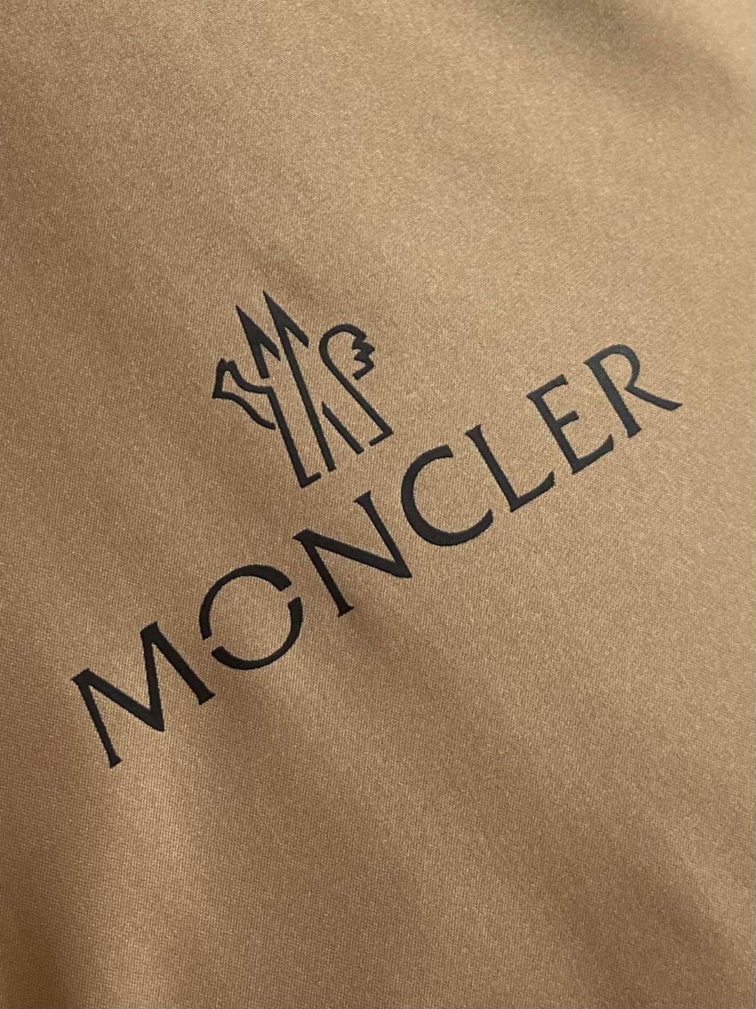 moncler2024ss冬季新品简约干练沉稳羽绒夹克款外套简洁流畅线条感绝对是吸引回头率的利器连帽立领