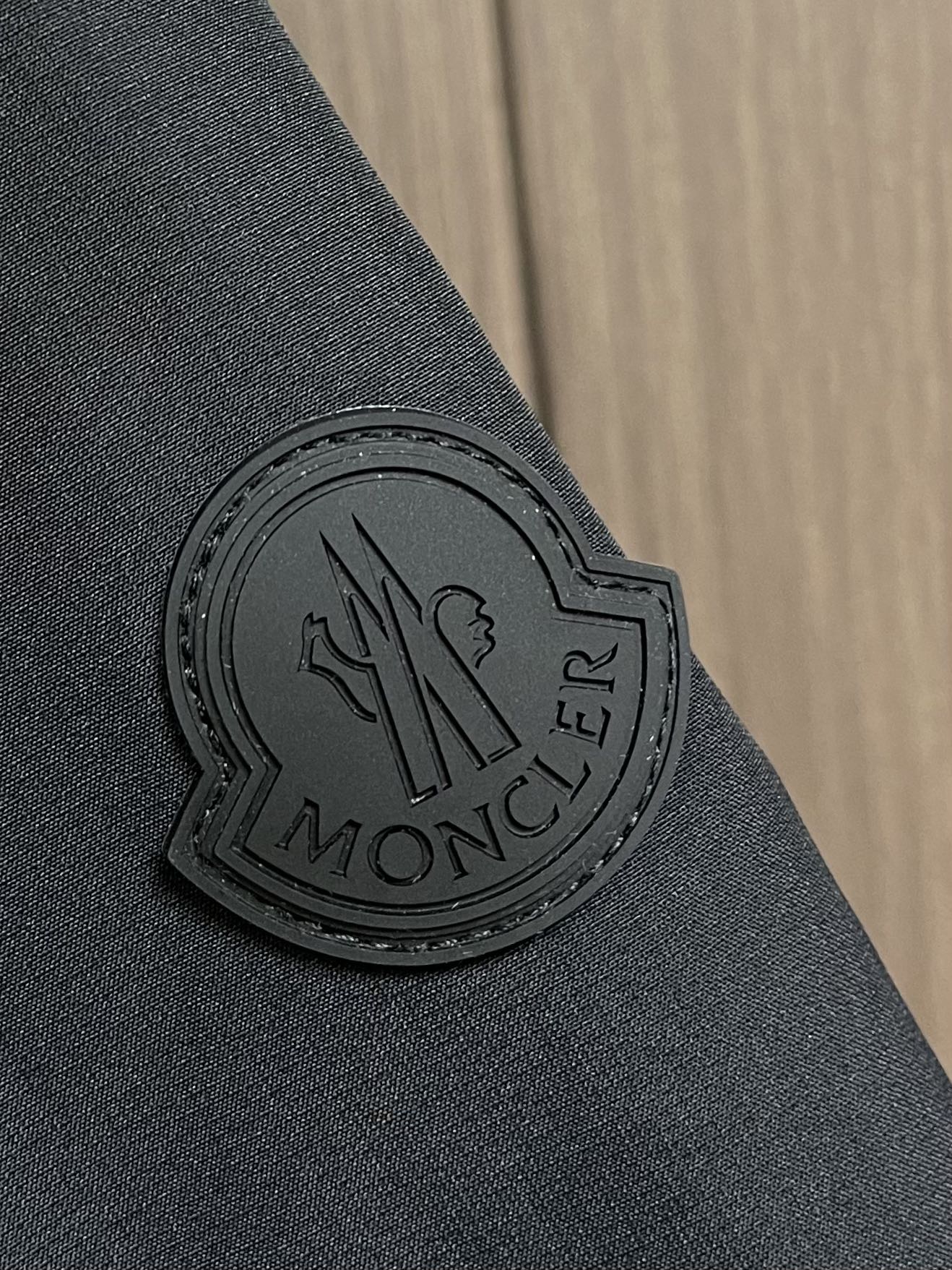 moncler2024fw秋冬最新轻薄款黑色尼龙反水羽绒外套男士珩缝拉链口袋拼接户外功能性连帽这款m家全