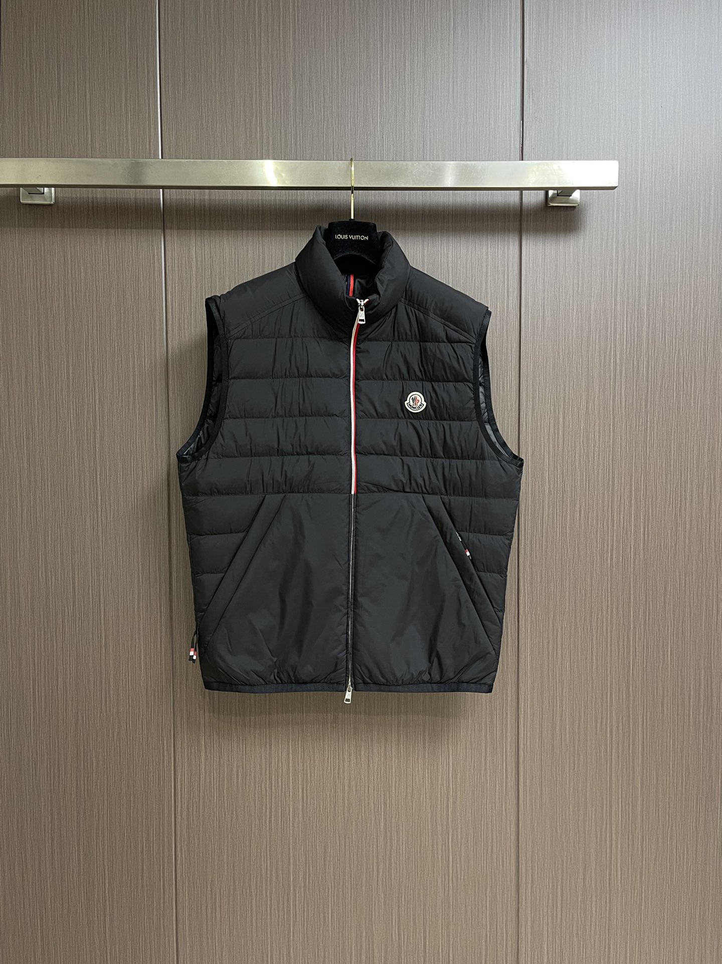 moncler2024ss秋冬新款羽绒马甲内填充95白鸭绒回弹性与保暖性兼圣品！面料表面的同缸定制面料自