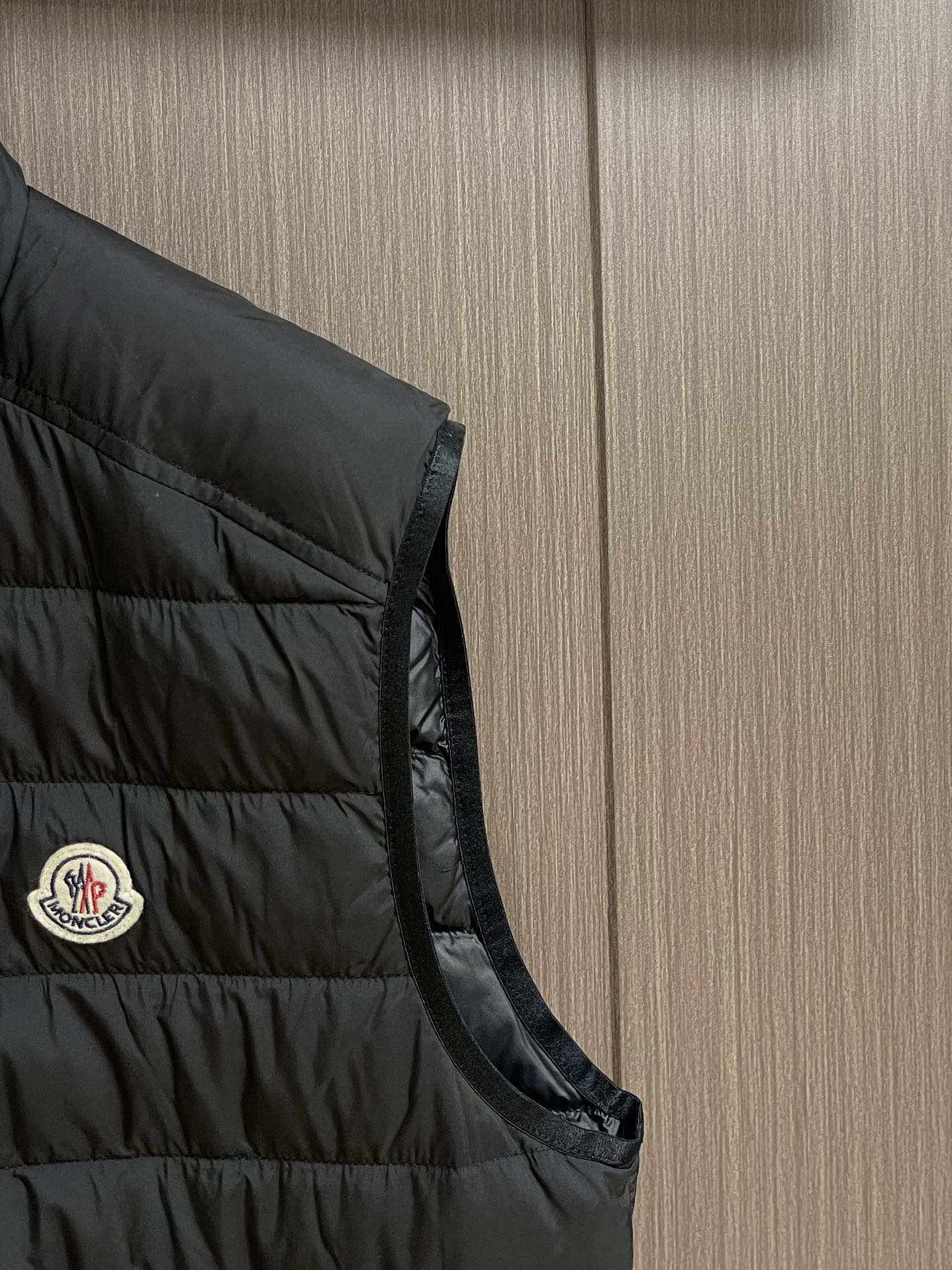 moncler2024ss秋冬新款羽绒马甲内填充95白鸭绒回弹性与保暖性兼圣品！面料表面的同缸定制面料自