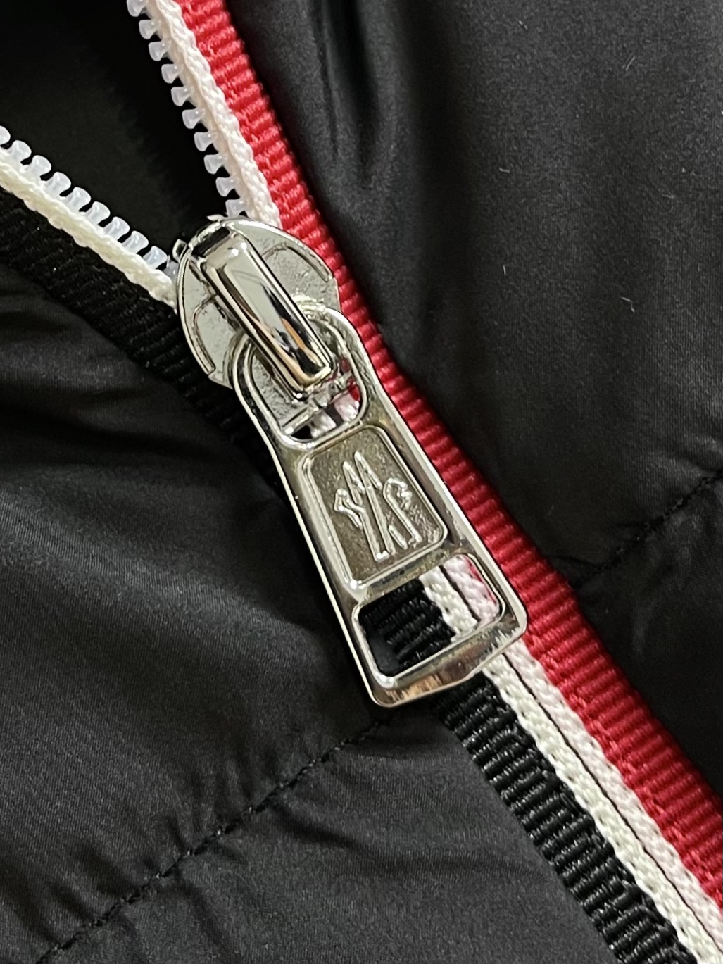 moncler2024ss秋冬新款羽绒马甲内填充95白鸭绒回弹性与保暖性兼圣品！面料表面的同缸定制面料自