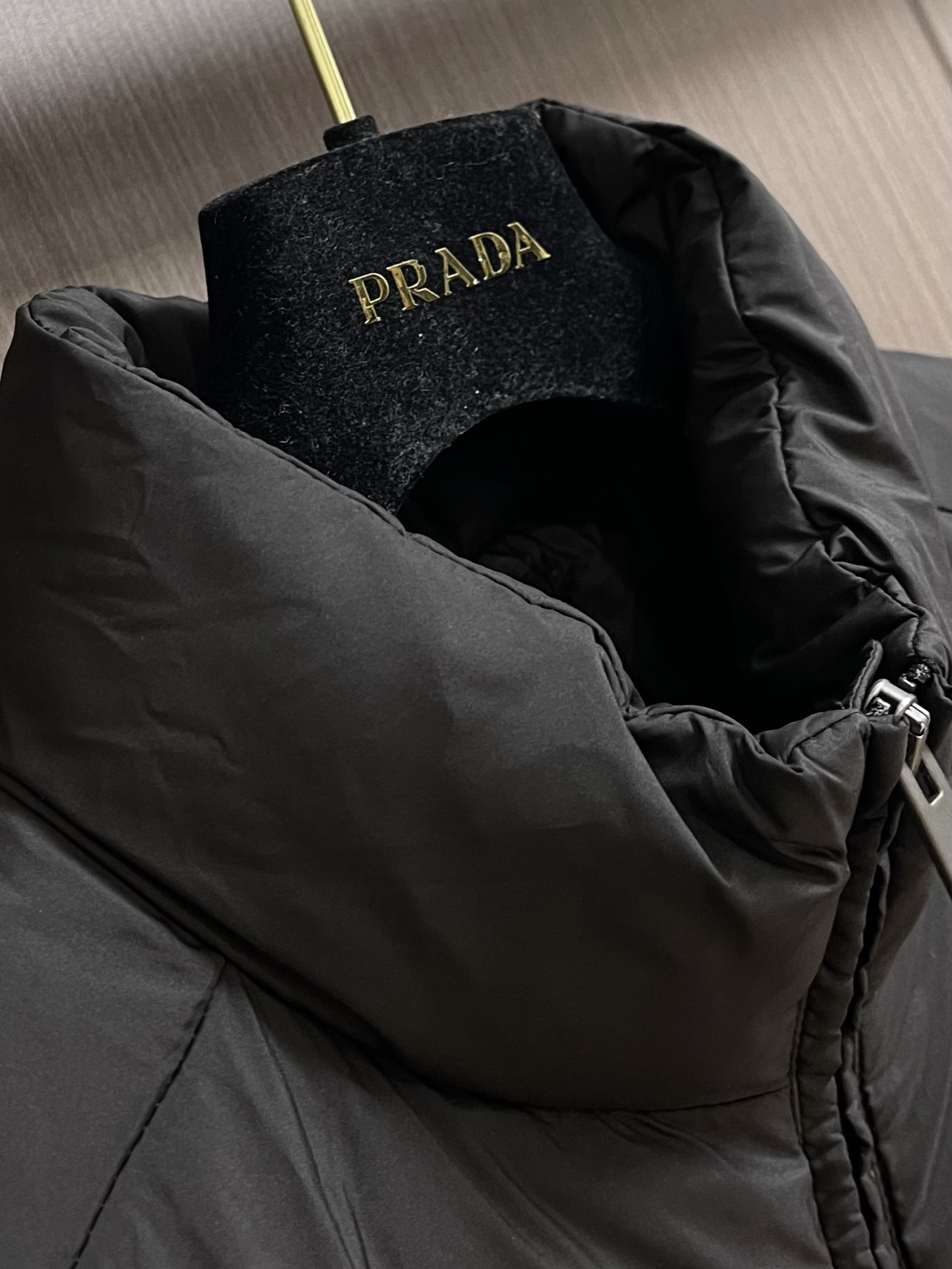 Prada2024fw经典三角标羽绒马甲此款爆款羽绒马甲采用高品质防水防污且透气性好的特殊面料羽绒填充饱