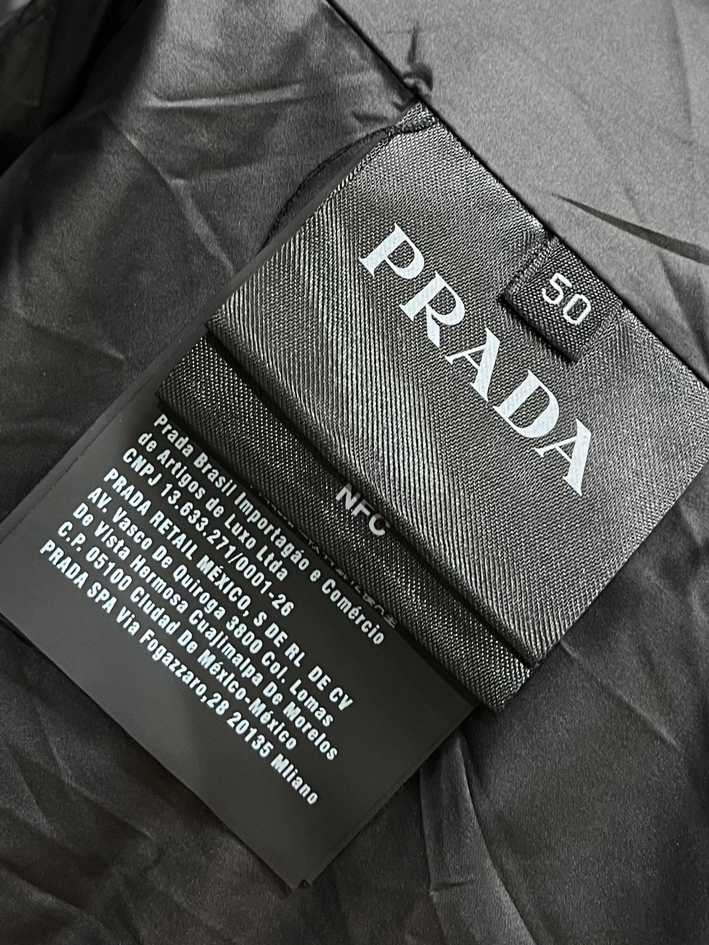 Prada2024fw经典三角标羽绒马甲此款爆款羽绒马甲采用高品质防水防污且透气性好的特殊面料羽绒填充饱