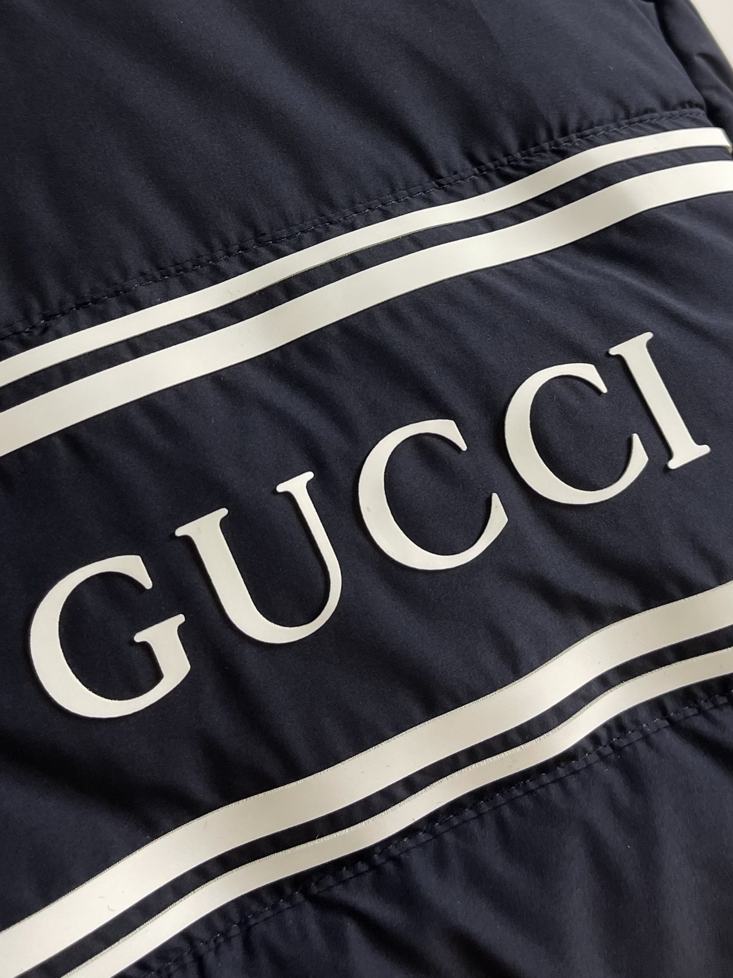 GUCCI2024ss秋冬新款羽绒外套别出心裁的色彩和面料组合呈现早秋系列单品这款轻质羽绒夹克以海军蓝尼