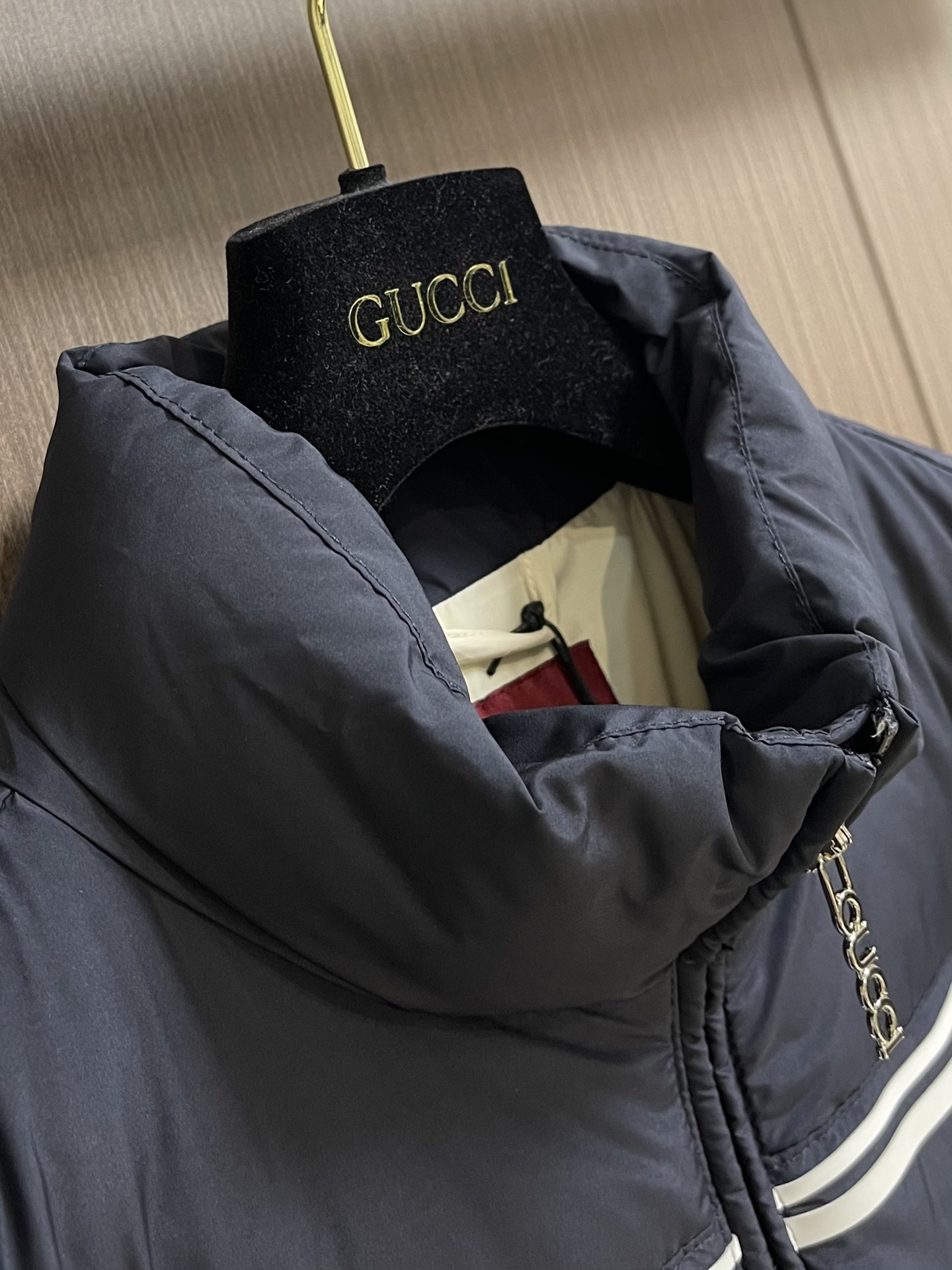 GUCCI2024ss秋冬新款羽绒外套别出心裁的色彩和面料组合呈现早秋系列单品这款轻质羽绒夹克以海军蓝尼