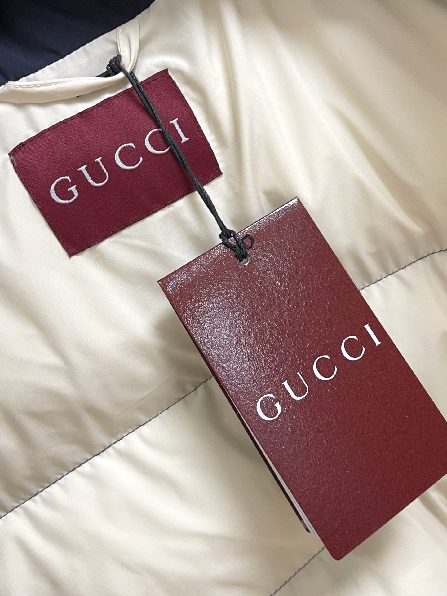 GUCCI2024ss秋冬新款羽绒外套别出心裁的色彩和面料组合呈现早秋系列单品这款轻质羽绒夹克以海军蓝尼