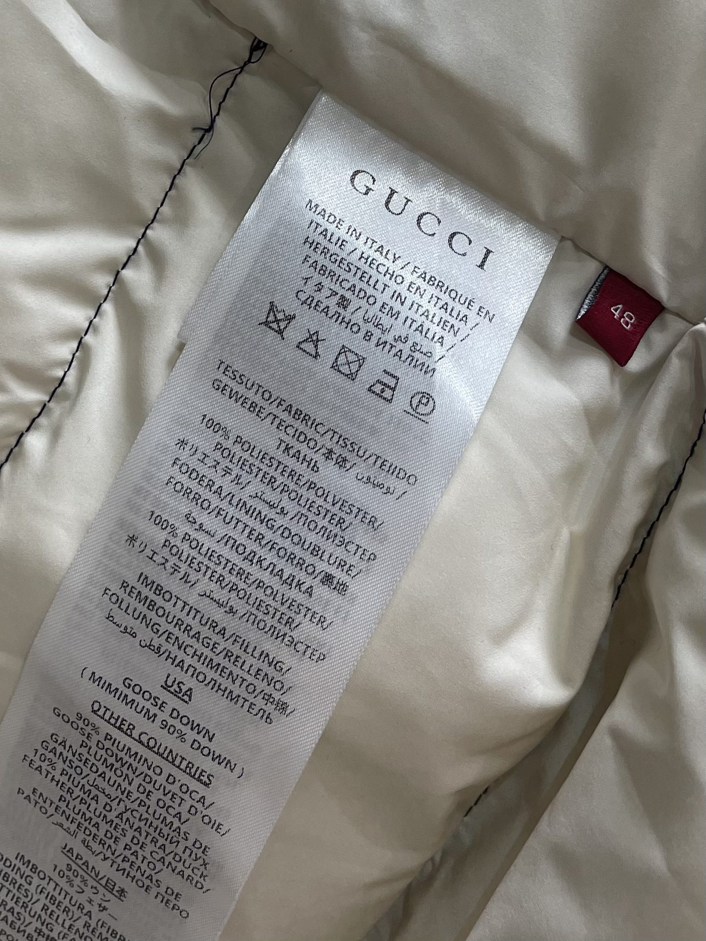 GUCCI2024ss秋冬新款羽绒外套别出心裁的色彩和面料组合呈现早秋系列单品这款轻质羽绒夹克以海军蓝尼