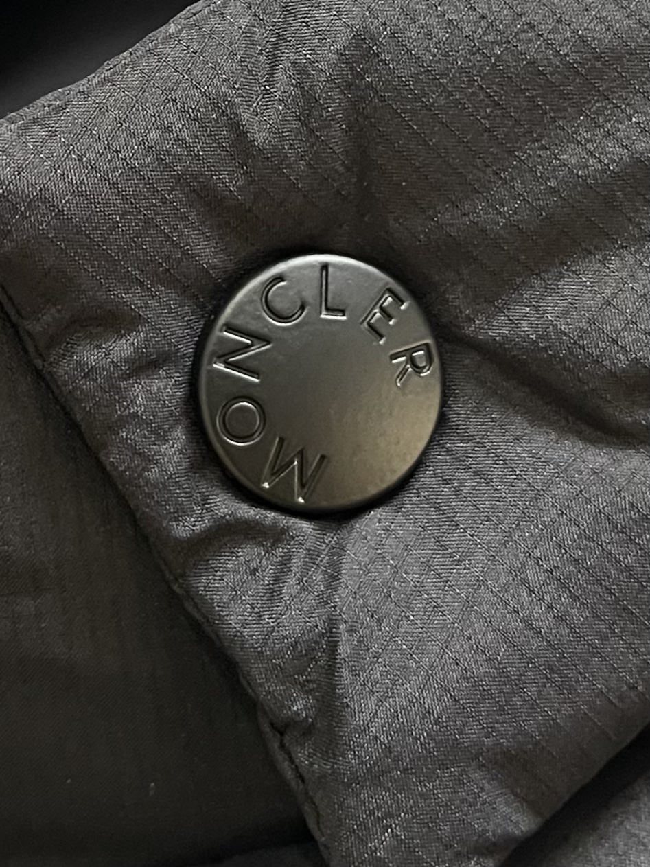 moncler2024fw秋冬新款轻量感立领羽绒外套男士浮雕标识logo防水压胶拉链羽绒面料由超细纤维织