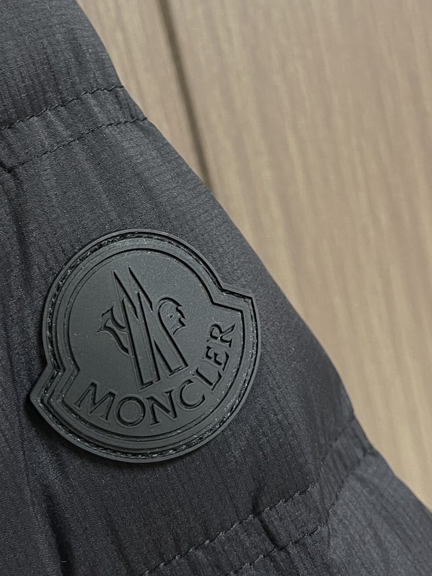 moncler2024fw秋冬新款轻量感立领羽绒外套男士浮雕标识logo防水压胶拉链羽绒面料由超细纤维织