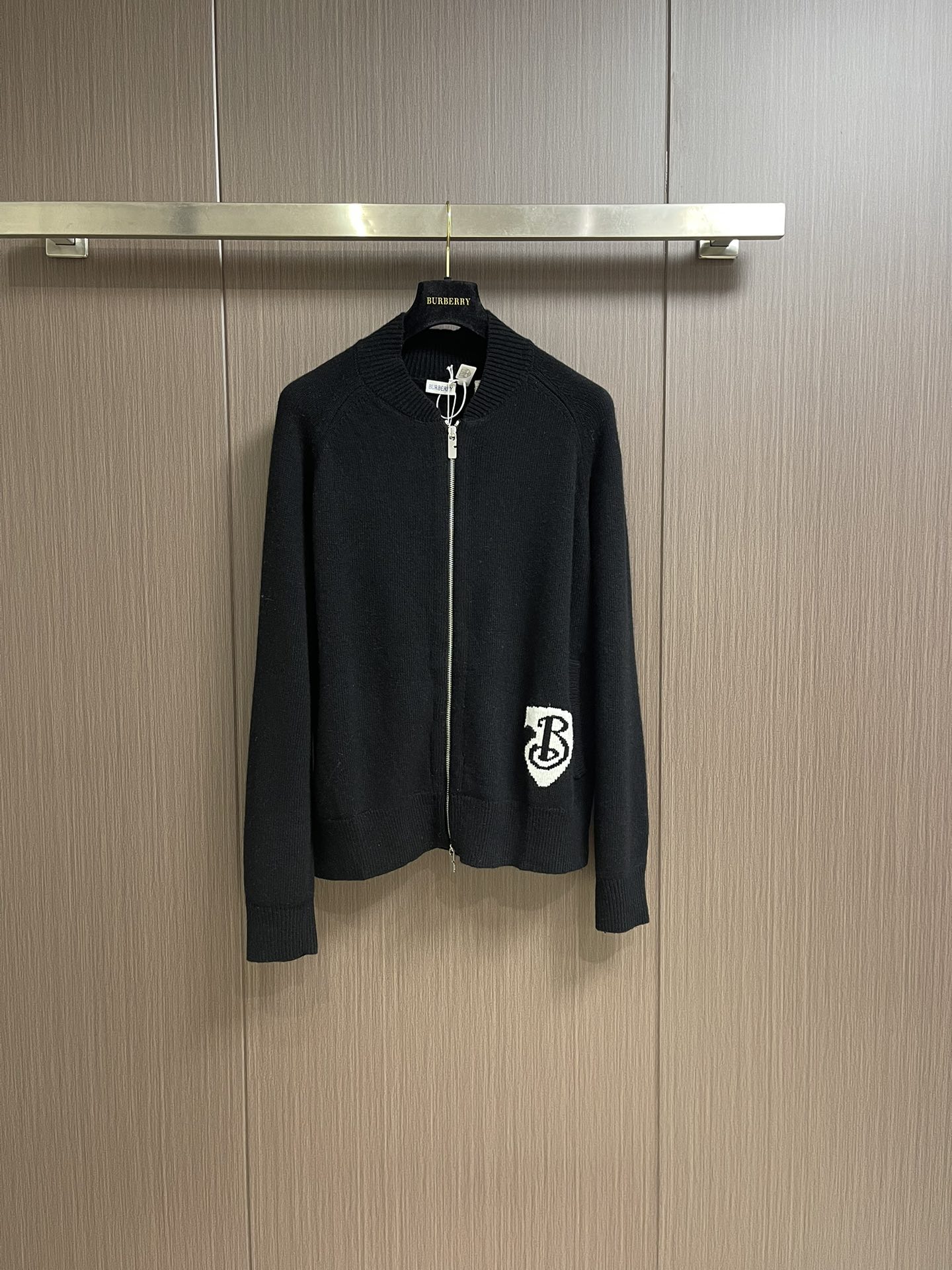 NO:467855,burberry shield zipper knitted sweater jacket, custom wool wool wool, incorporates logo textile design, has good warmth and can keep warm in cold seasons. It integrates inlay knitting technology, b-shaped shield design, the pattern is inspired by the equestrian knight logo, giving a simple and modern beauty  A rich visual space. Imported horizontal machine wool textile machine makes colored logo technology, which uses high-quality wool materials such as wool to achieve integrated production of colored logo and fabric through precision knitting technology, accurately controls the tension and weaving density of the yarn, and ensures the clarity and delicateness of the logo pattern. A special machine for wisting of irides and unique production technology, adopts precise needle method and threading technology to ensure the flatness and firmness of the splicing and achieve seamless splicing between the wool. Size S-XL, burberry, jackets & coats, sweaters, alexander wang19860909burberry 盾牌拉链针织毛衣外套,定制羊毛色织毛料,融入了logo纺织设计,具有良好的保暖性,能够在寒冷季节保持温暖.融入嵌花针织工艺演绎的,b字型盾牌设计 了,图案灵感源自马术骑士徽标,赋予简约而现代的美感 富有深意的视觉空间.进口横机毛料纺织机做色织logo技术,将羊毛等优质毛料通过精密的编织技术实现色织logo与面料的一体化生产,精确控制纱线的张力和编织密度,确保logo图案的清晰度和细腻度.挑脚专机来做无明线拼接,精细且独特的制作工艺,采用精密的针法和走线技术,能够确保拼接处的平整度和牢固度,实现毛料之间的无缝拼接.尺码S-XL,,burberry,jackets & coats,sweaters,alexander wang,Men's clothing