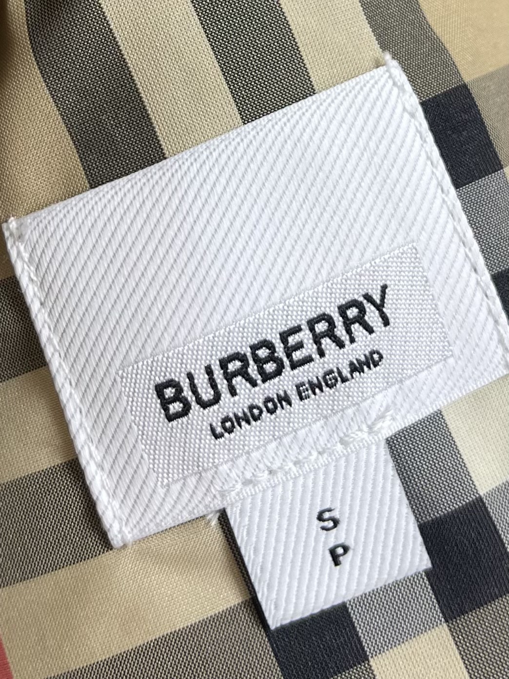 Burberry2024fw格纹双面穿羽绒服肩缝前后左右对位领口袖口对位面料不能纬斜太严重车位需要调整逢