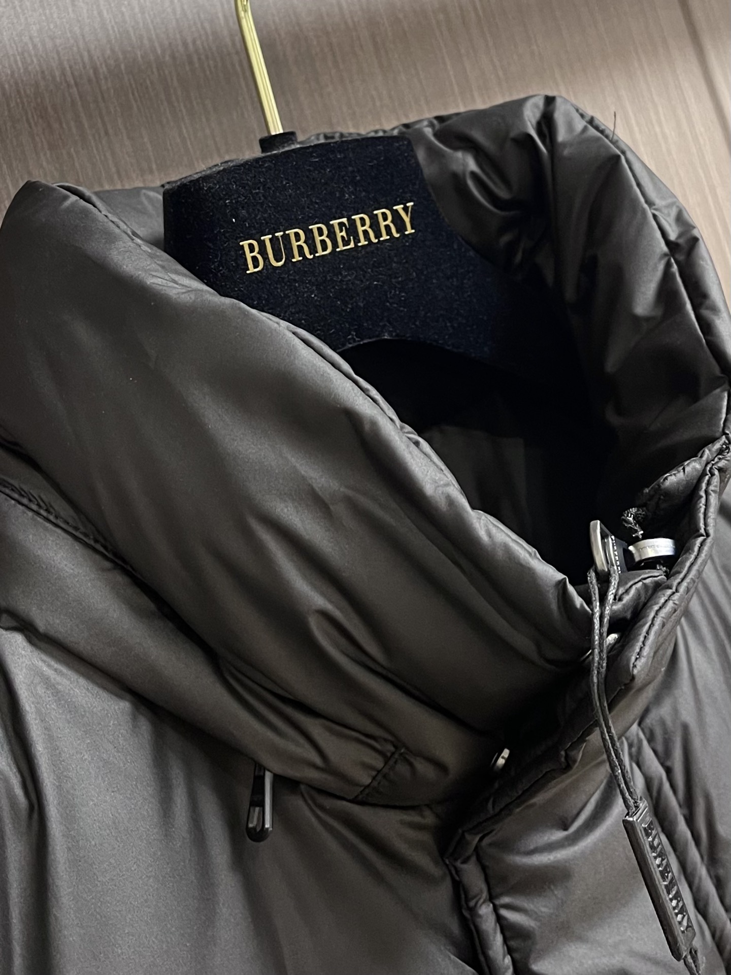 Burberry2024fw格纹双面穿羽绒服肩缝前后左右对位领口袖口对位面料不能纬斜太严重车位需要调整逢