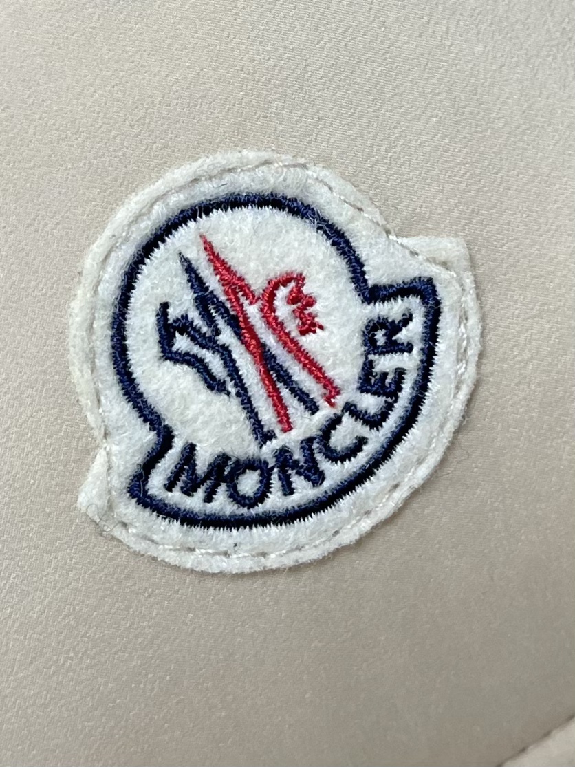 moncler2024SS秋冬新品vezere短款雾面哑光maya羽绒外套这款vezere男士短款羽绒是