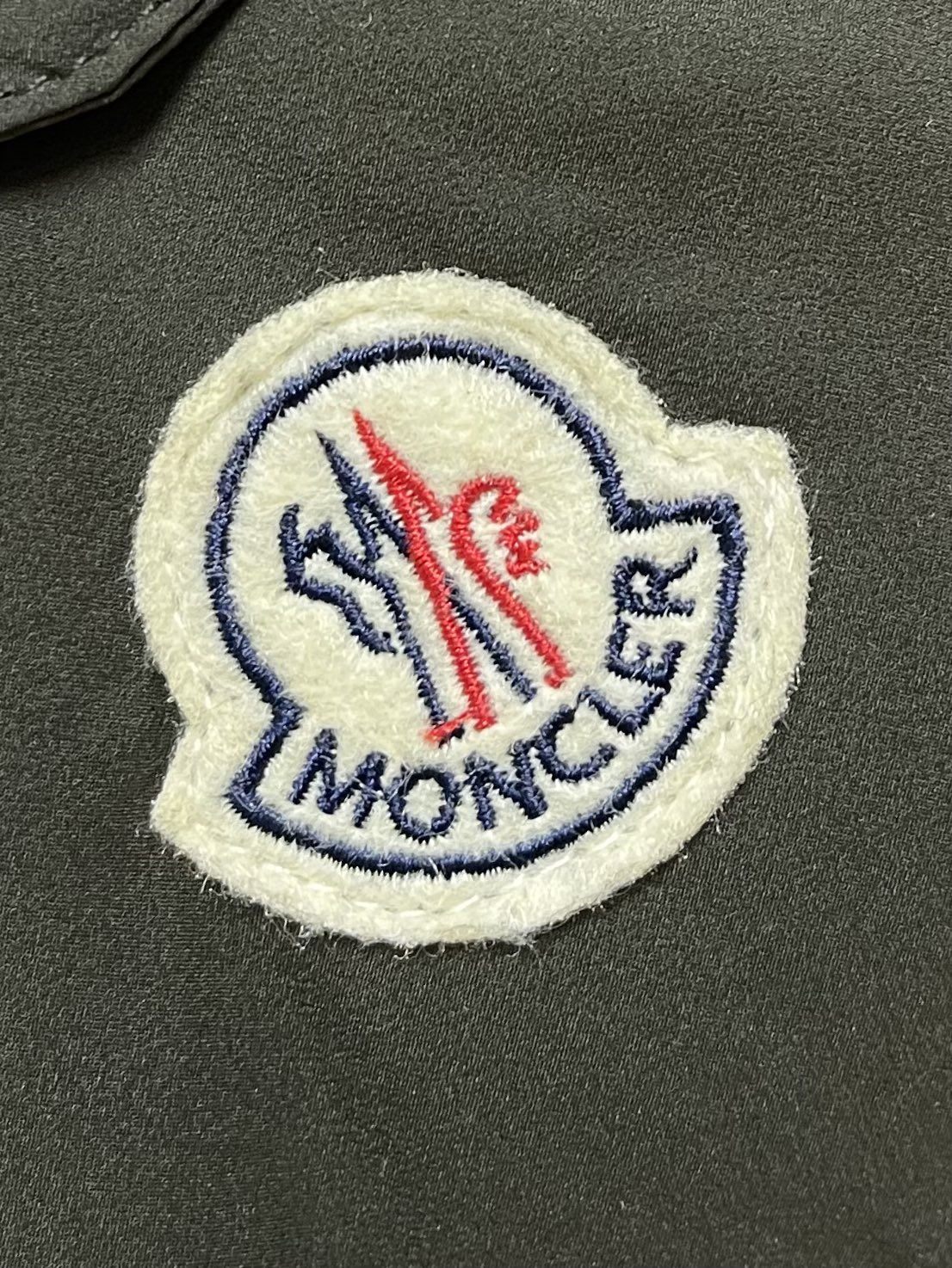 moncler2024SS秋冬新品vezere短款雾面哑光maya羽绒外套这款vezere男士短款羽绒是