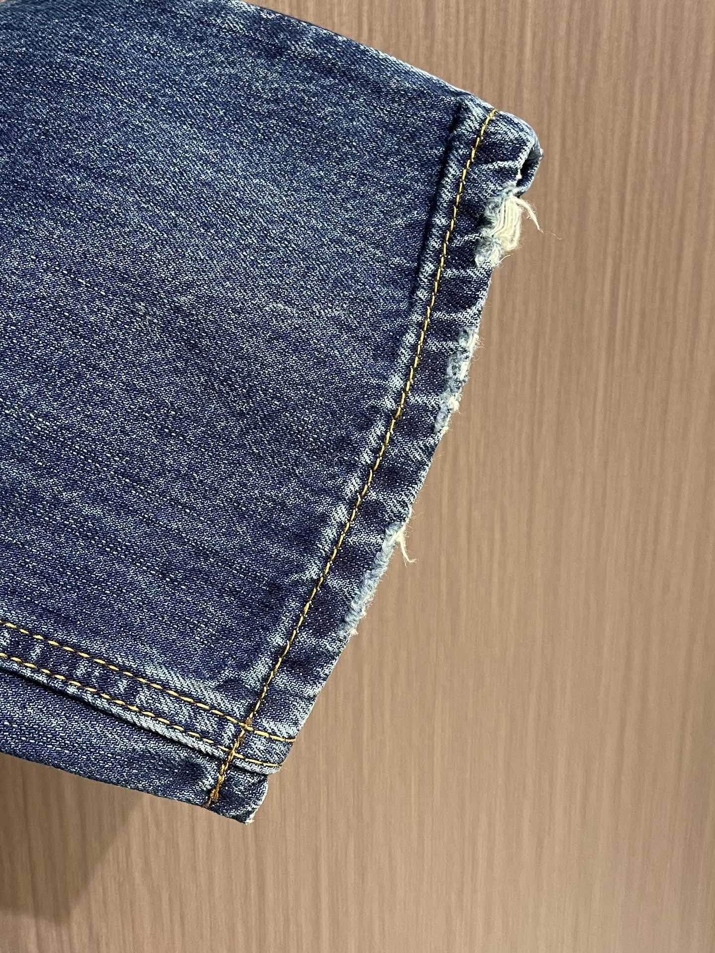 Prada 三角标口袋牛仔裤，经典的五袋裤，客供的丹宁，料薄且质软，横向极微弹力，中度水洗，浅浅的牛仔蓝