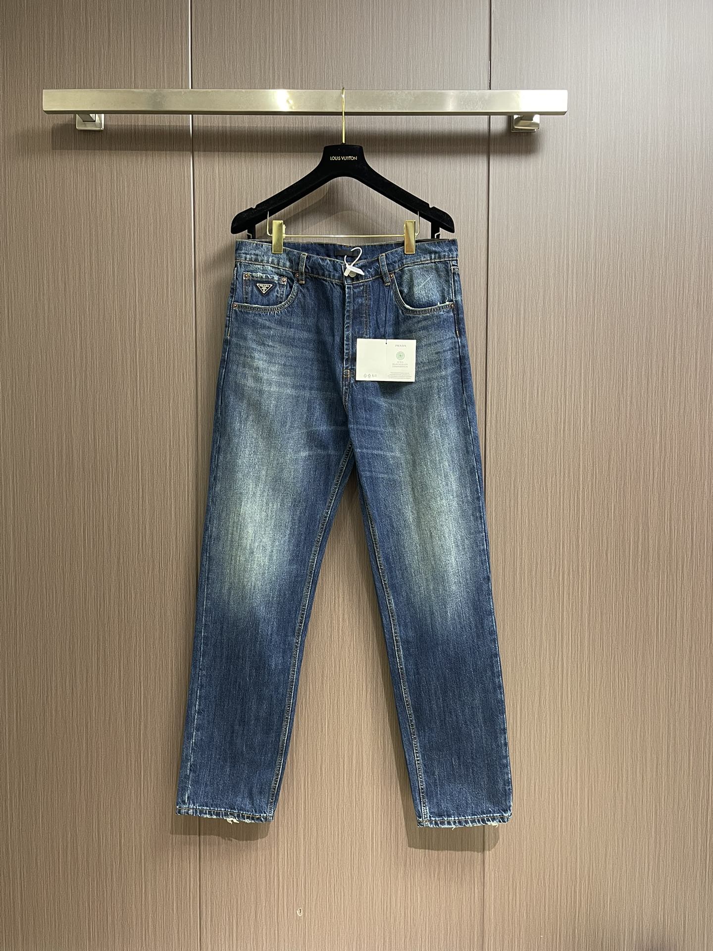 NO:531238,prada triangle-shaped pocket jeans, classic five-bag pants, customer-supplied tannin, thin material and soft texture, extremely slight elasticity in horizontal direction, moderately washed, light denim blue, very clean and solid color!  It is matched with a light-colored top. It can create a fashionable look with the same style, control various occasions, customize auxiliary materials, complete three standards, the same style for men and women!  Size 46-52 30-31-32-33,,prada,jeans,alexander wang19860909prada 三角标口袋牛仔裤,经典的五袋裤,客供的丹宁,料薄且质软,横向极微弹力,中度水洗,浅浅的牛仔蓝,非常干净纯色！跟浅色上衣配一脸.能与同款搭配营造时尚造型,驾驭各种场合,定制辅料,三标齐全,男女同款！尺码46-52 30-31-32-33,,prada,jeans,alexander wang,Men's clothing