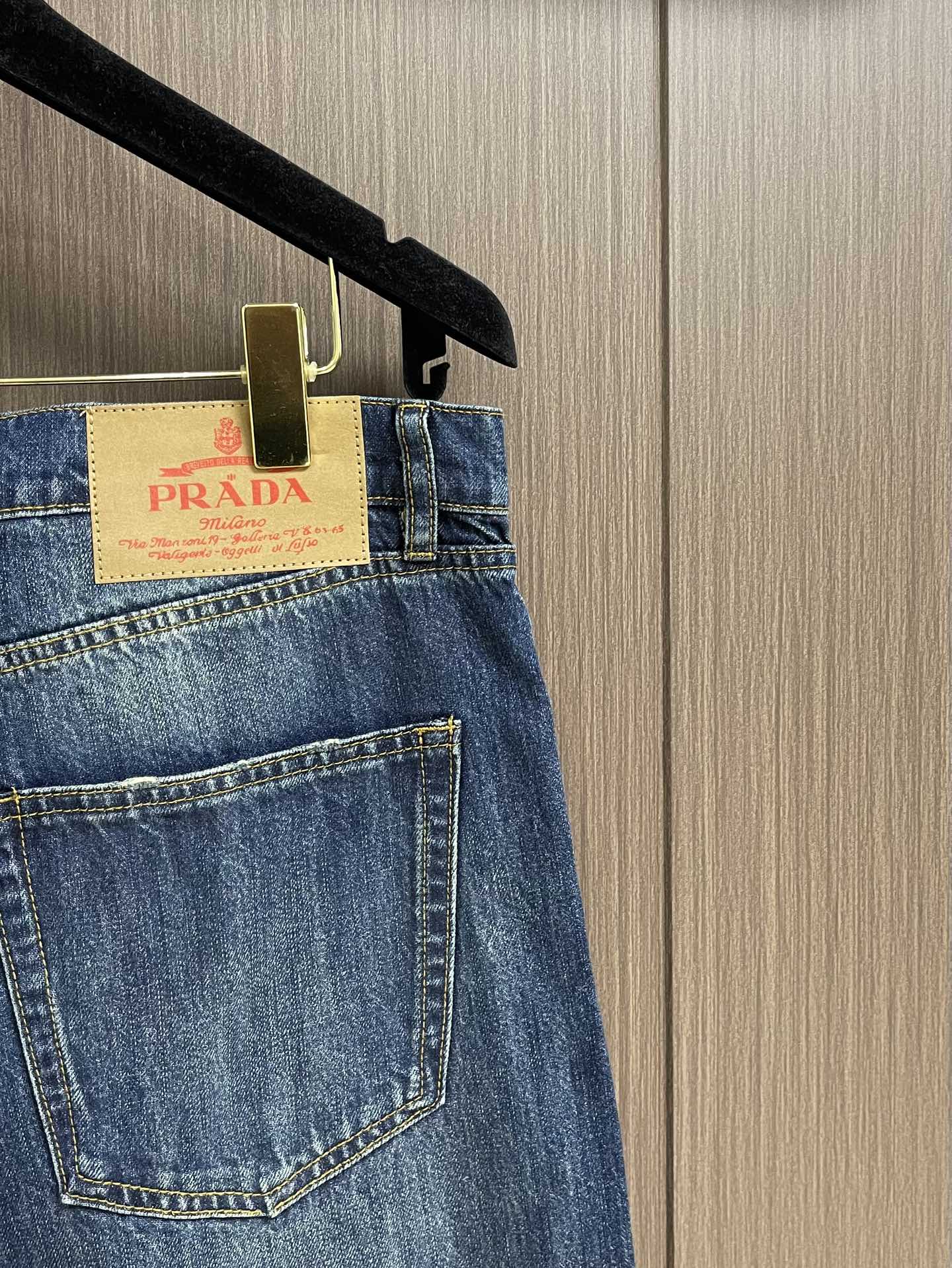 Prada 三角标口袋牛仔裤，经典的五袋裤，客供的丹宁，料薄且质软，横向极微弹力，中度水洗，浅浅的牛仔蓝