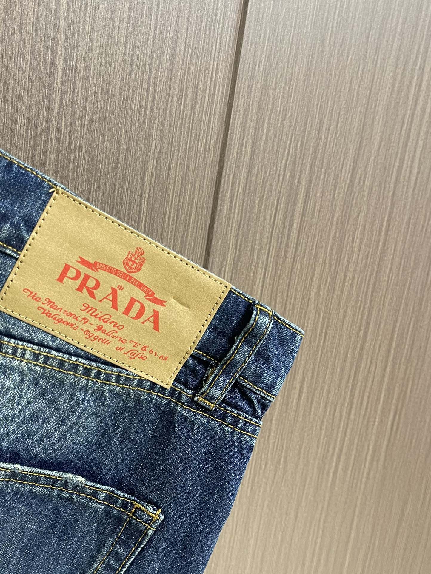 Prada 三角标口袋牛仔裤，经典的五袋裤，客供的丹宁，料薄且质软，横向极微弹力，中度水洗，浅浅的牛仔蓝